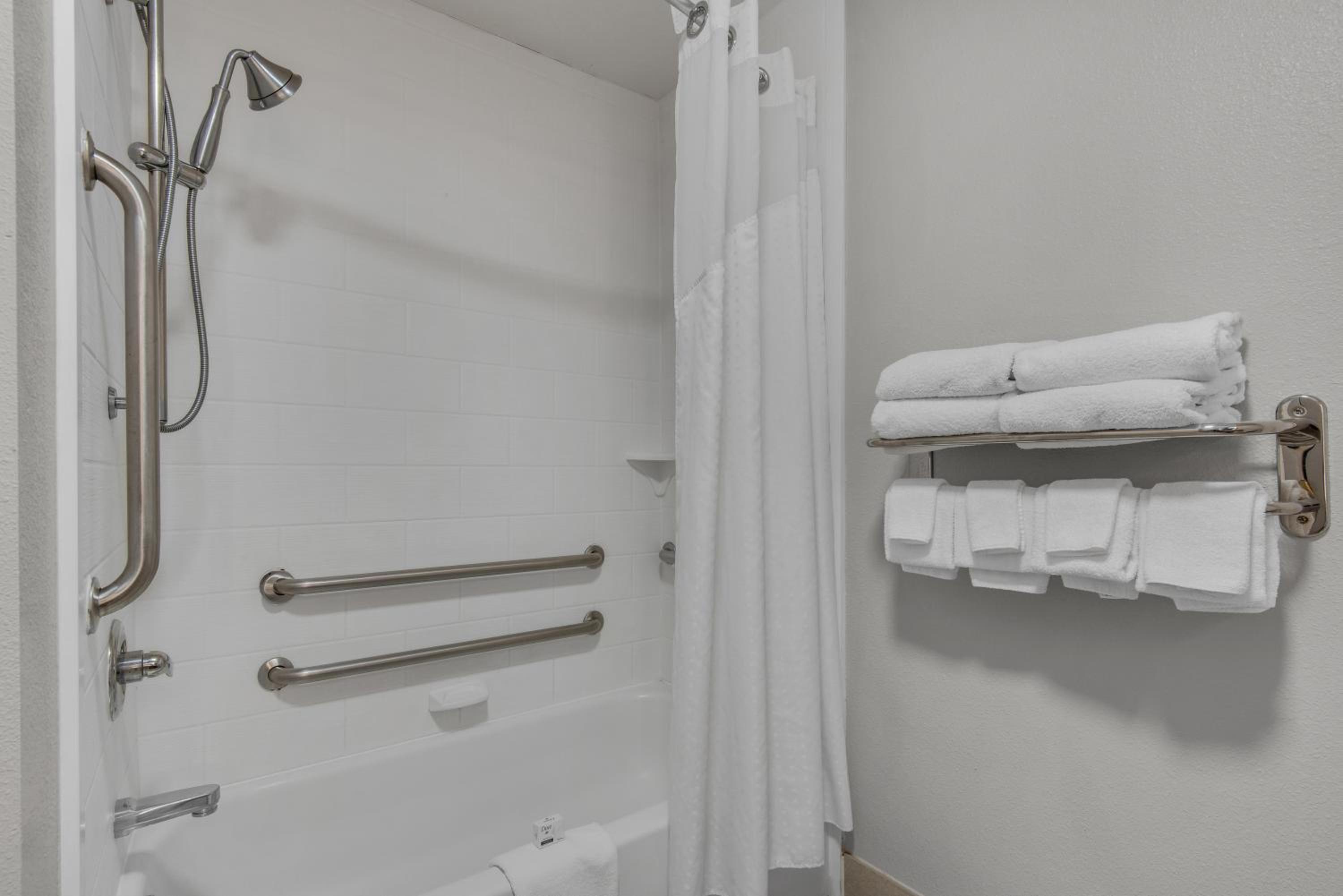 Standard Queen Room with Two Queen Beds and Mobility Accessible Tub - Photo 8