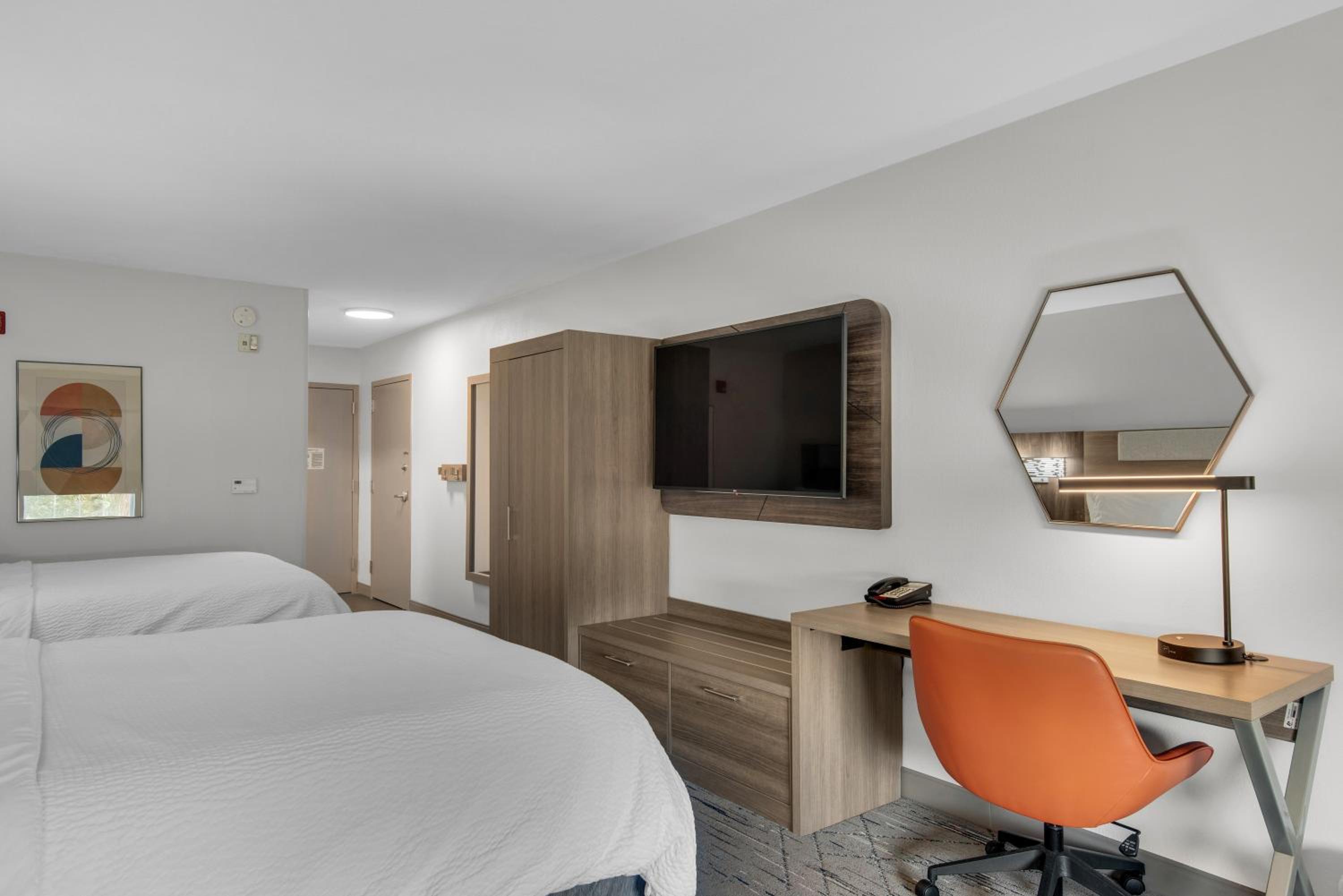 Standard Queen Room with Two Queen Beds and Mobility Accessible Tub - Photo 10