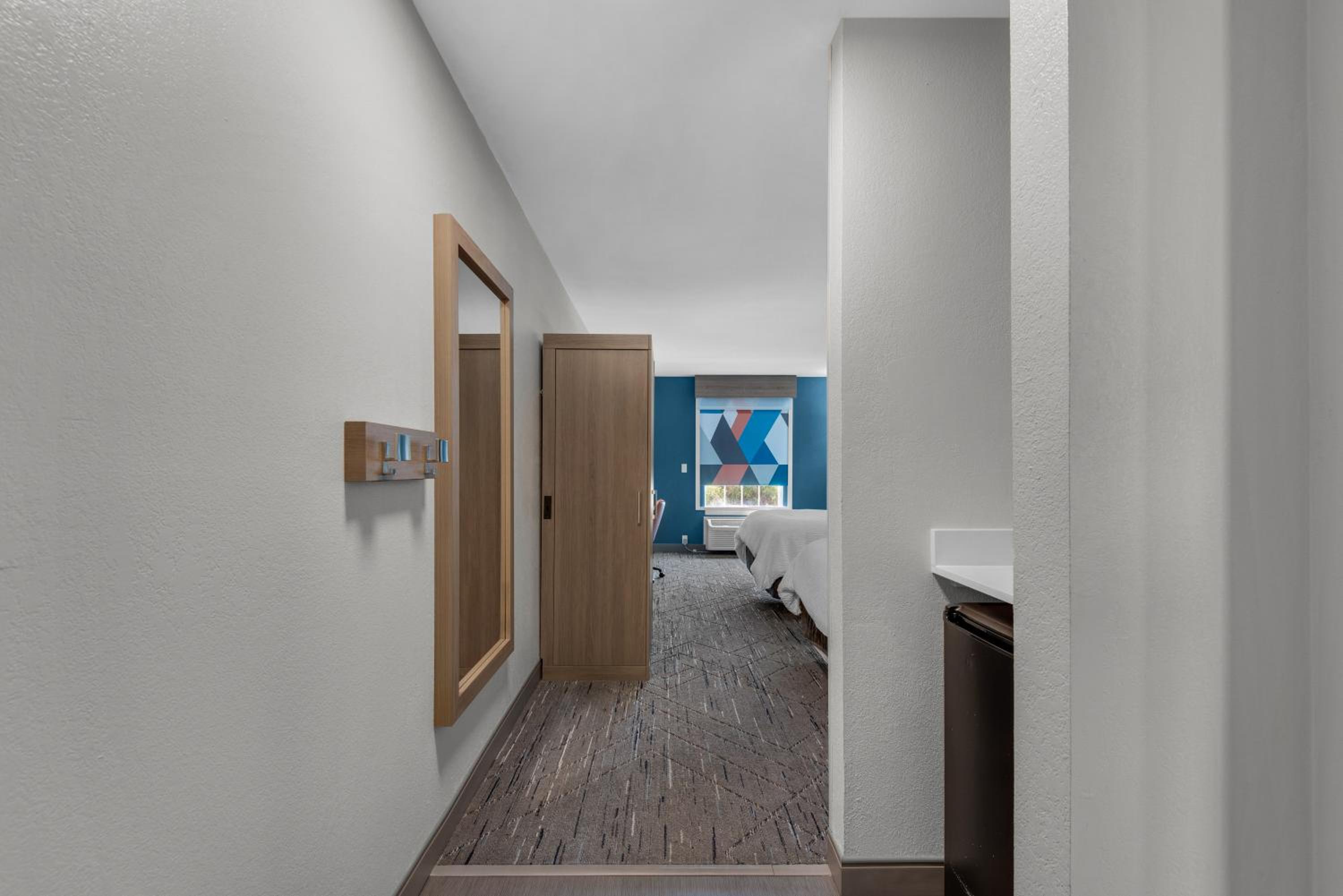 Standard Queen Room with Two Queen Beds and Mobility Accessible Tub - Photo 3