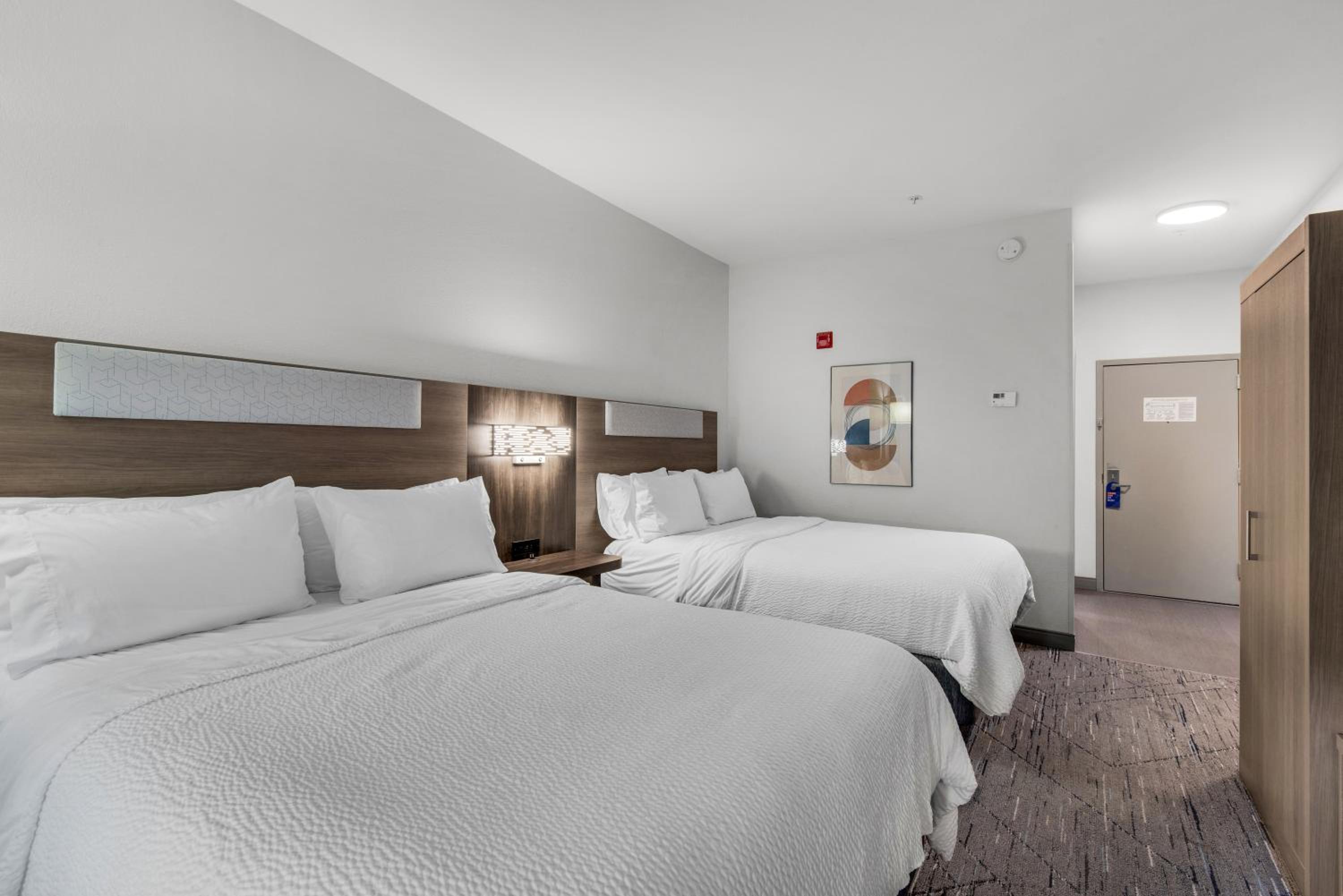 Standard Queen Room with Two Queen Beds - Photo 4