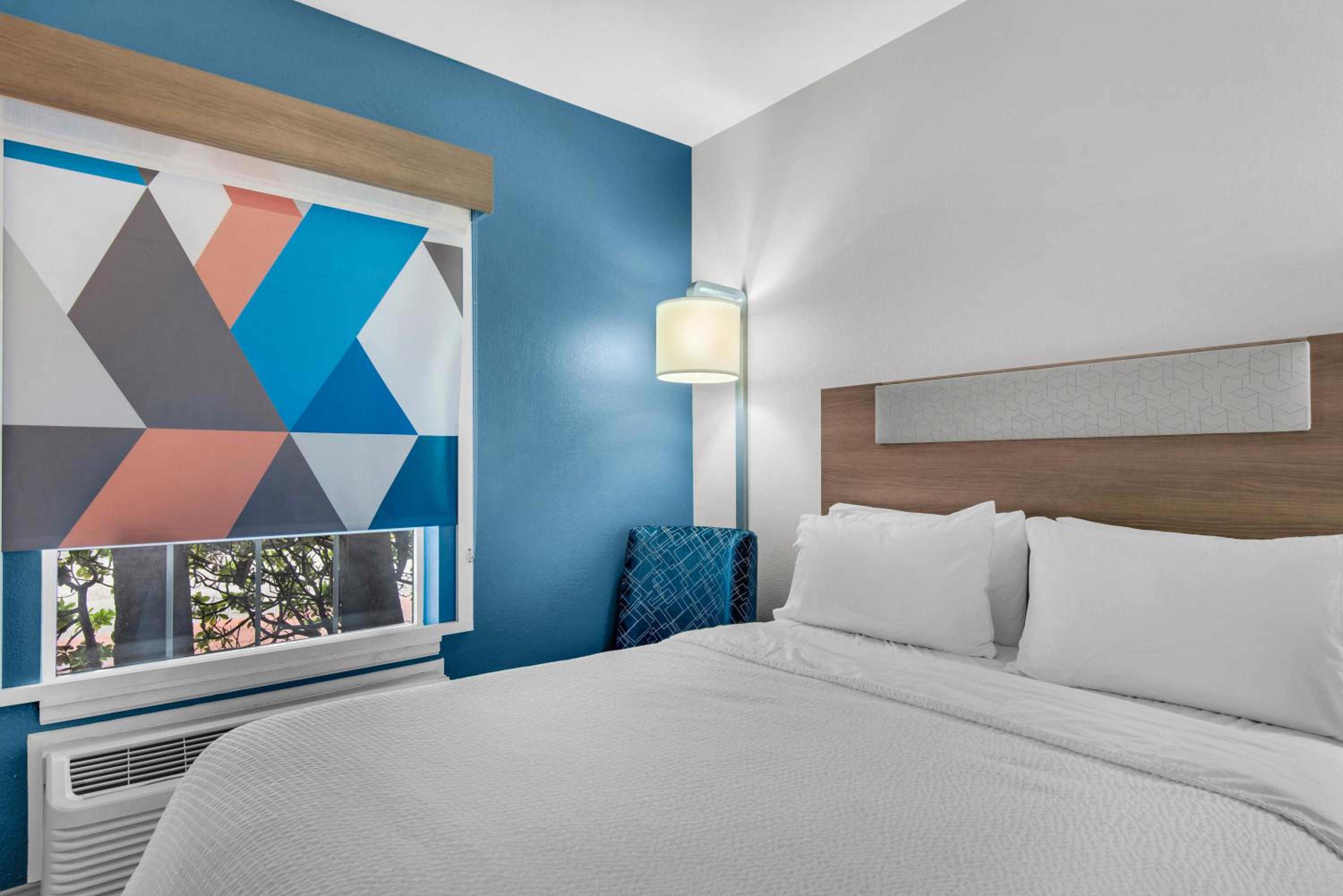 Standard Queen Room with Two Queen Beds - Photo 2