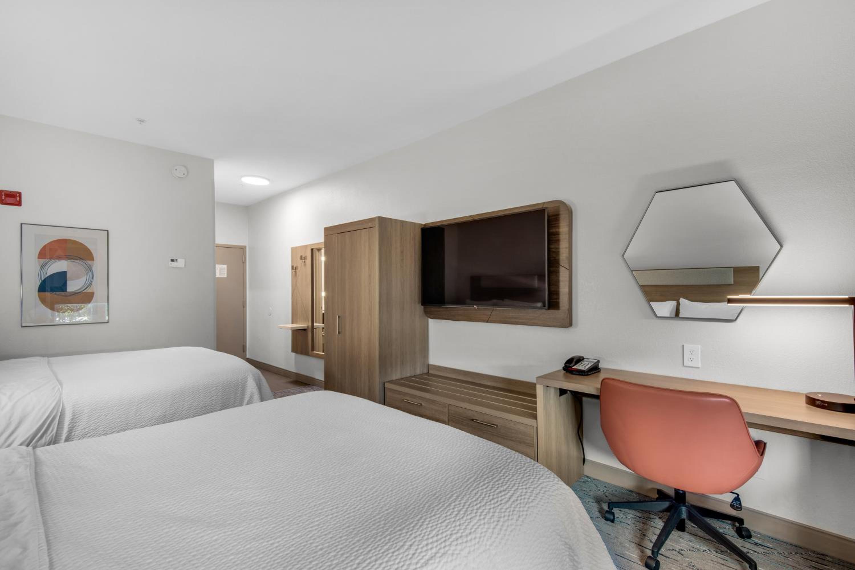Standard Queen Room with Two Queen Beds - Photo 9