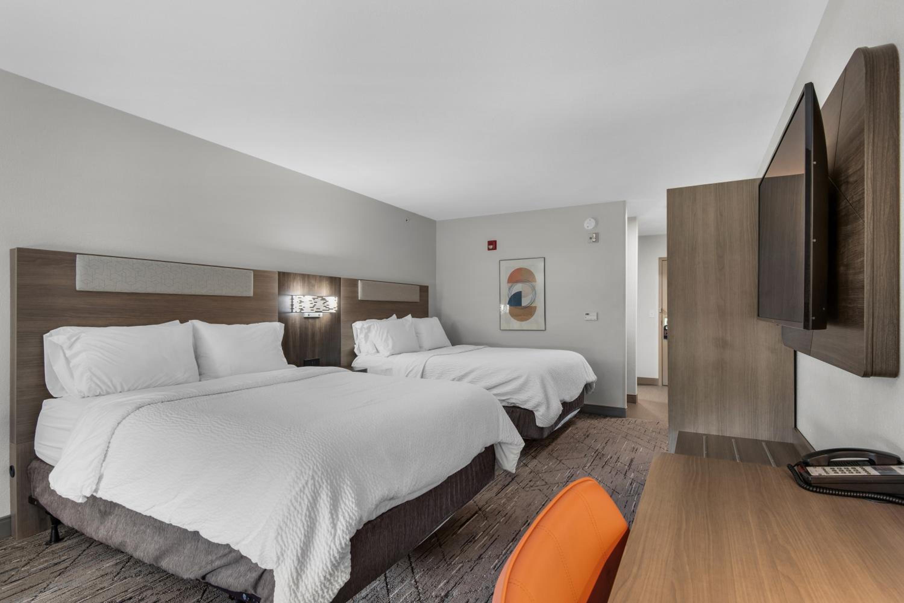 Standard Queen Room with Two Queen Beds and Mobility Accessible Tub - Photo 7