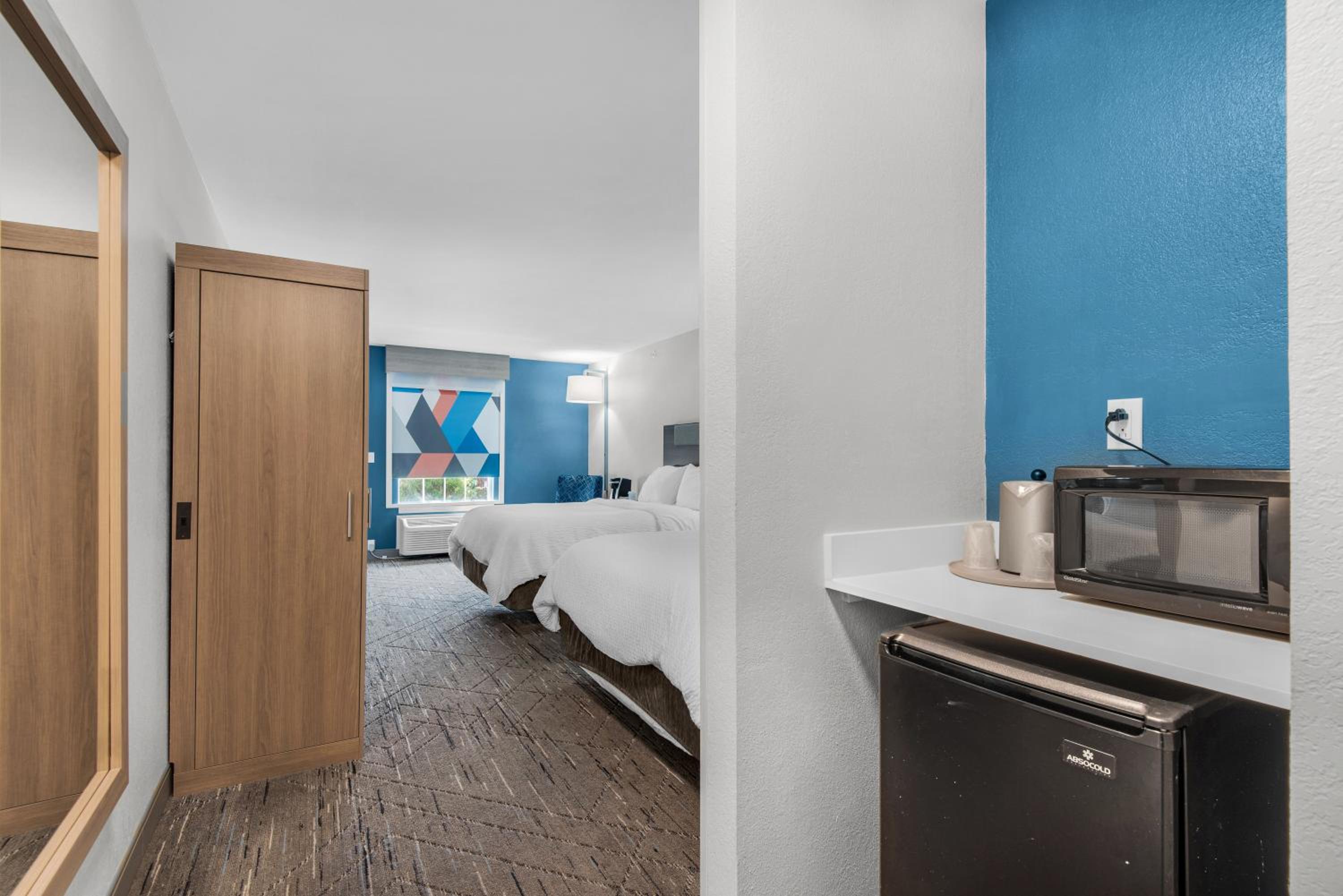 Standard Queen Room with Two Queen Beds and Mobility Accessible Tub - Photo 12