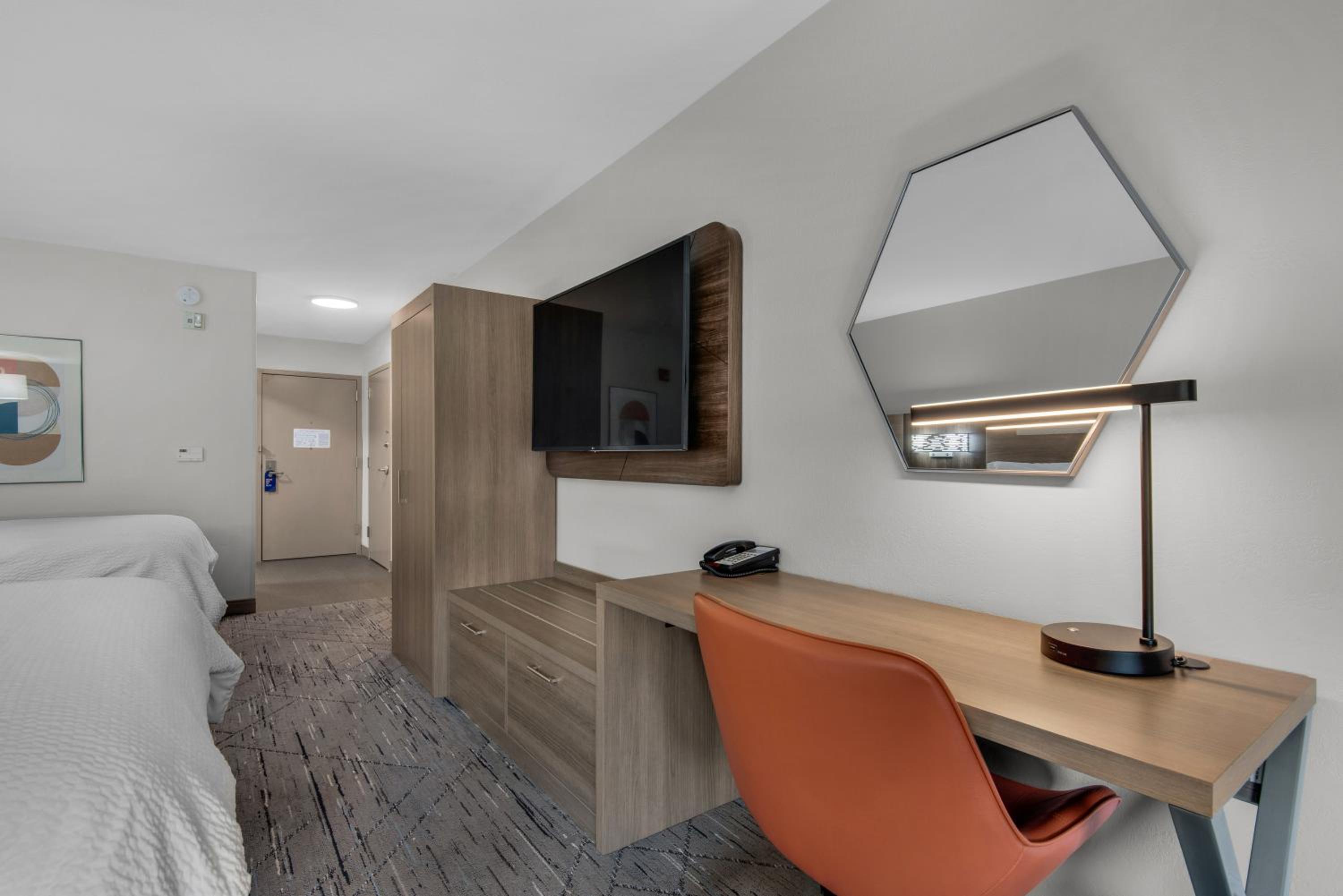 Standard Queen Room with Two Queen Beds and Mobility Accessible Tub - Photo 4