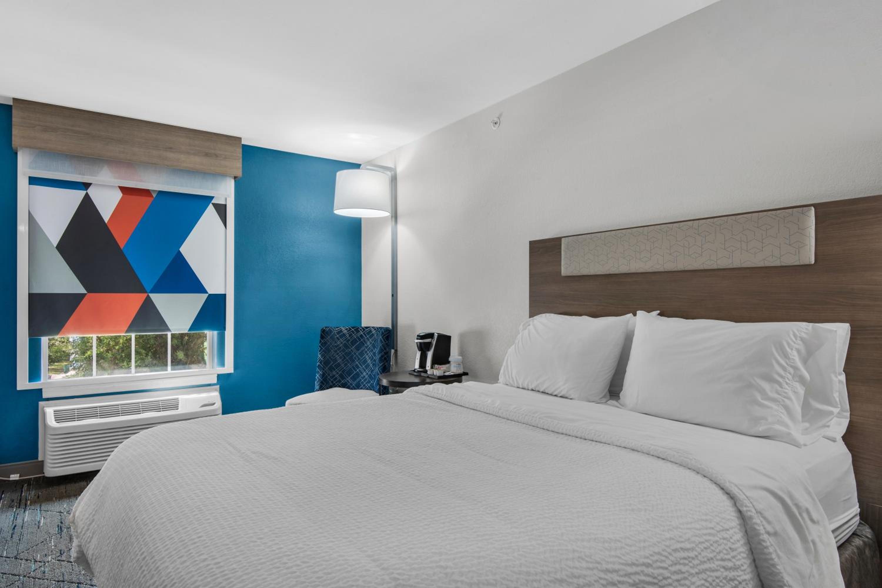 Standard Queen Room with Two Queen Beds and Mobility Accessible Tub - Photo 1