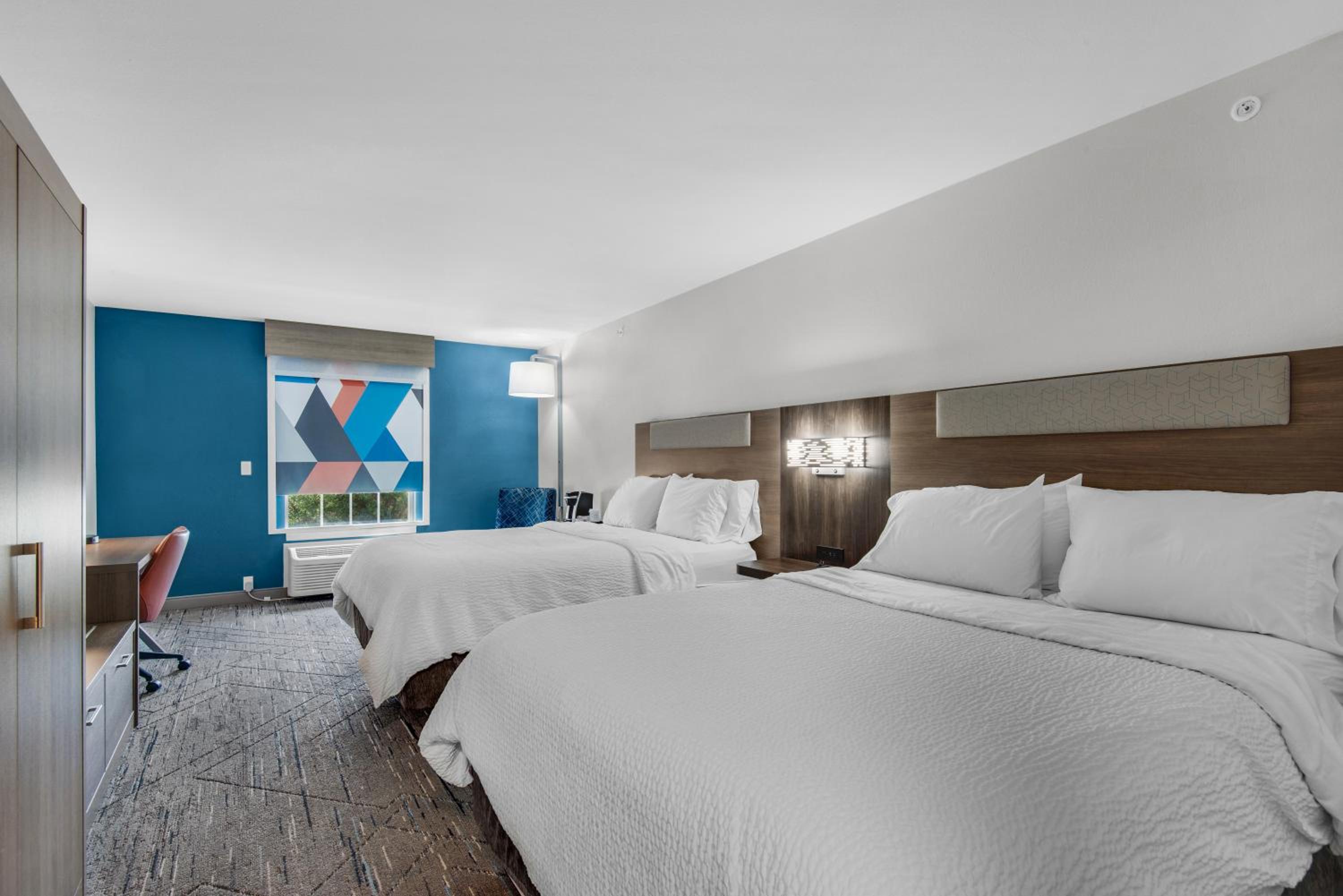 Standard Queen Room with Two Queen Beds and Mobility Accessible Tub - Photo 6