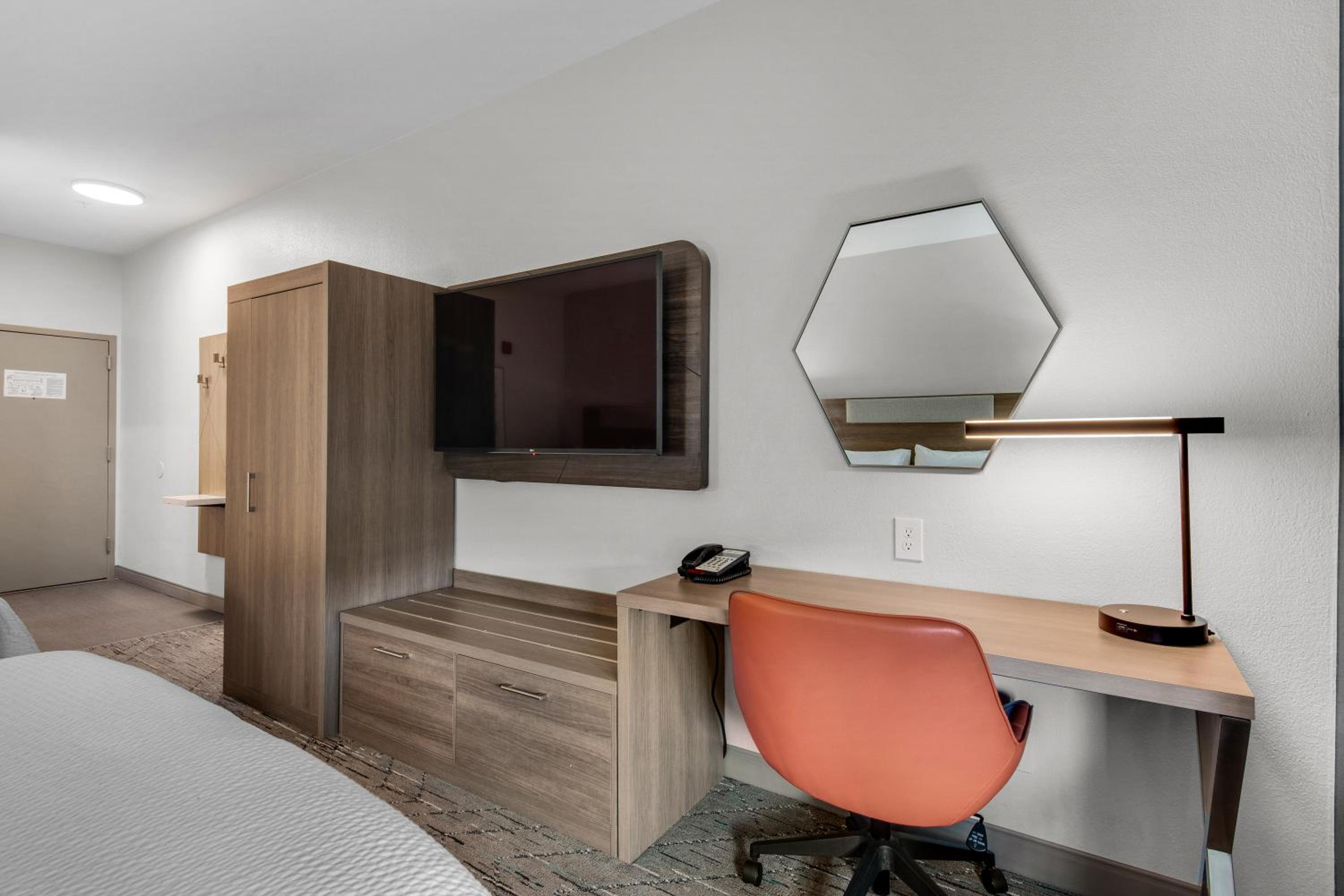 Standard Queen Room with Two Queen Beds - Photo 5