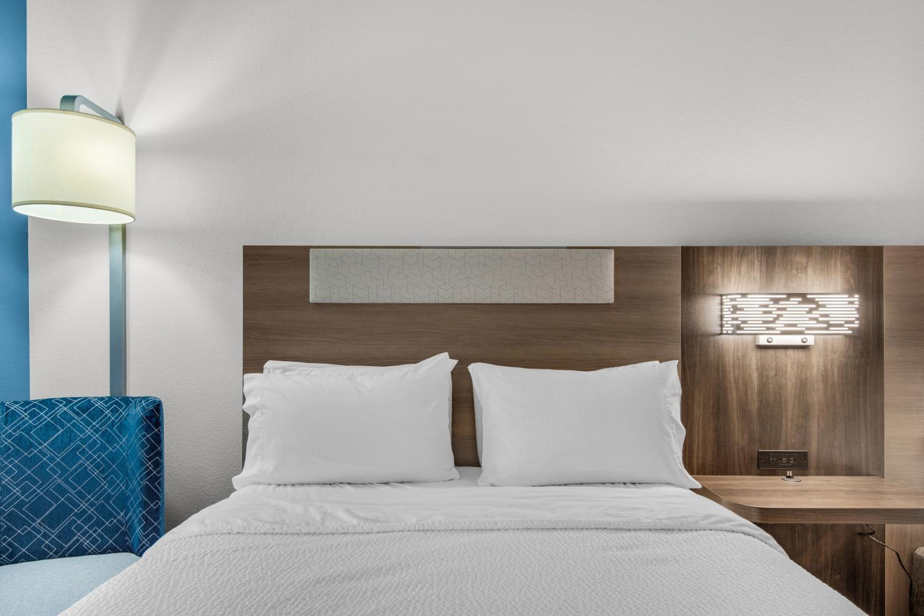Standard Queen Room with Two Queen Beds - Photo 6