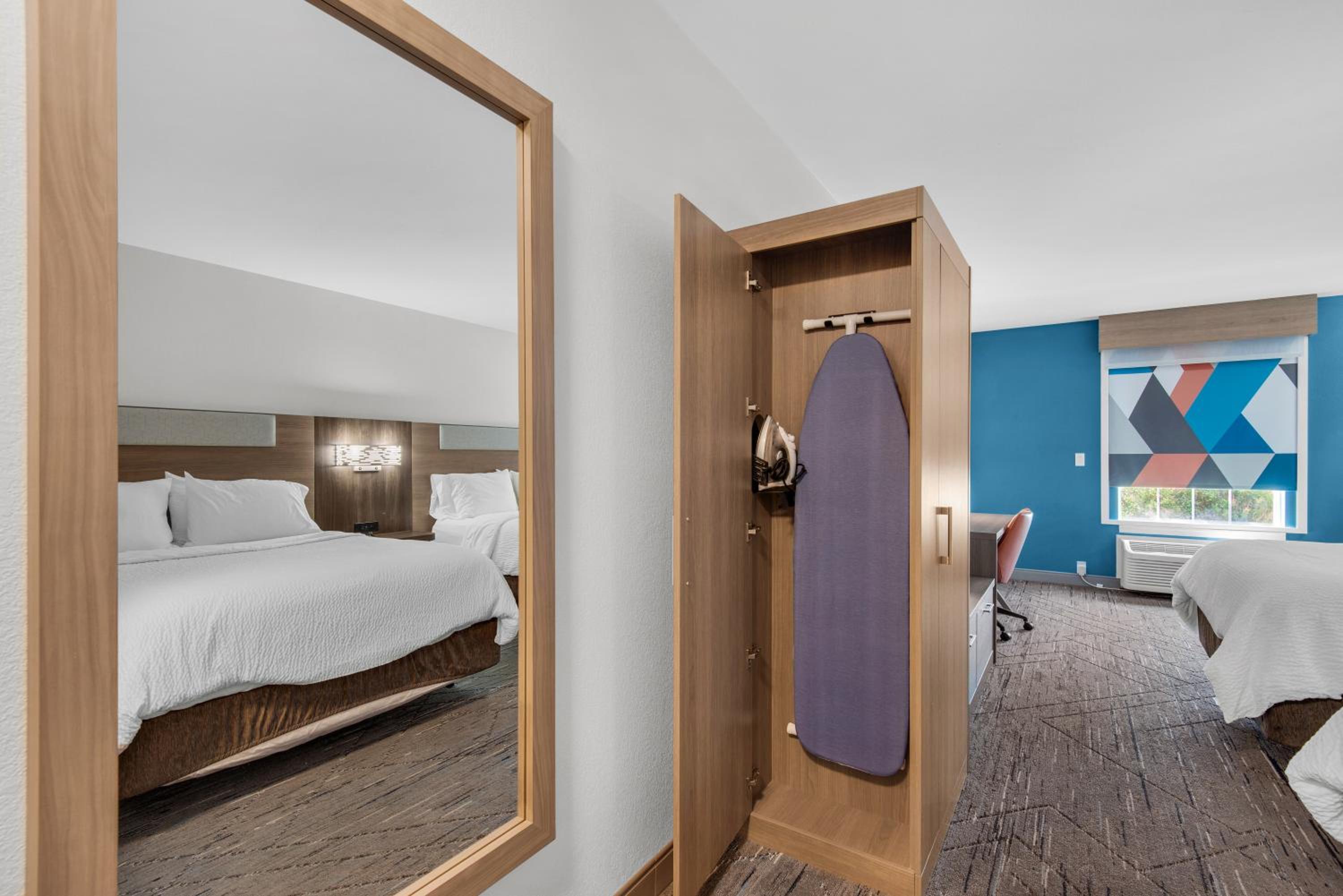 Standard Queen Room with Two Queen Beds and Mobility Accessible Tub - Photo 2