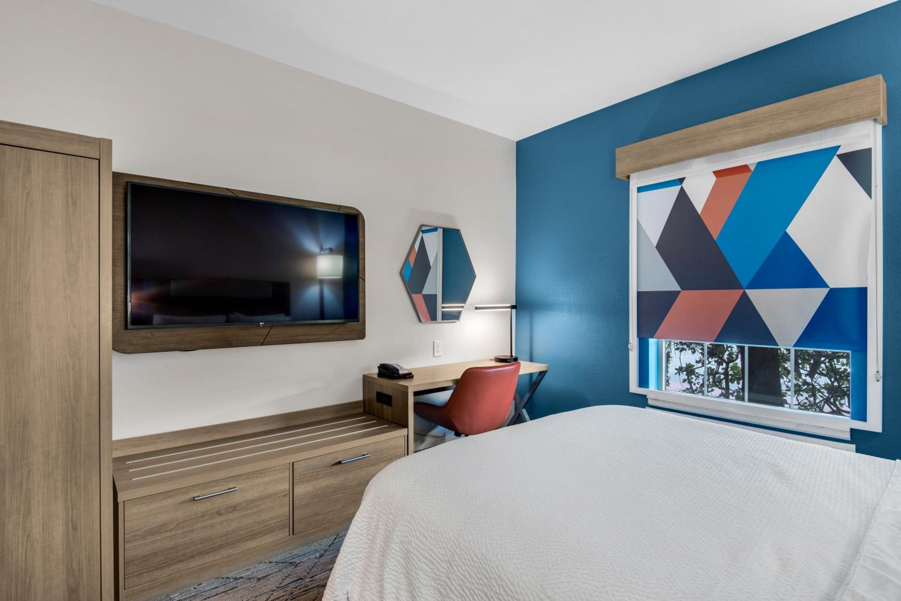Standard Queen Room with Two Queen Beds - Photo 14