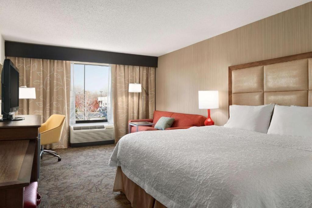 King Room with King Bed - Non-Smoking - Photo 1