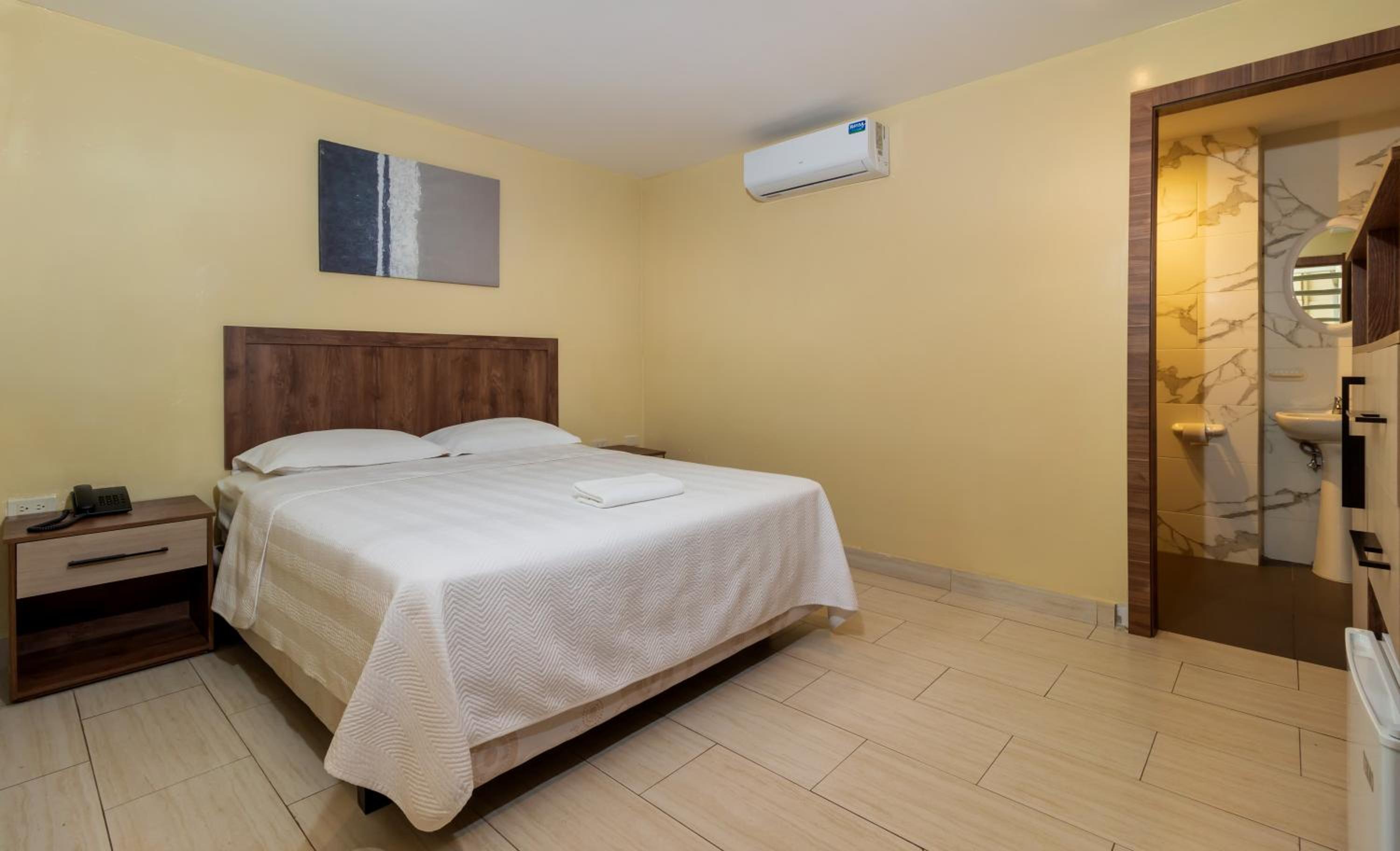 Single Room with Private Bathroom photo 3