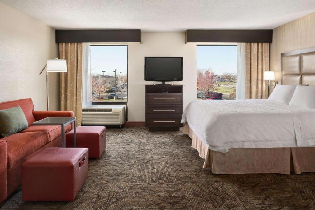 King Room with King Bed - Non-Smoking - Photo 4