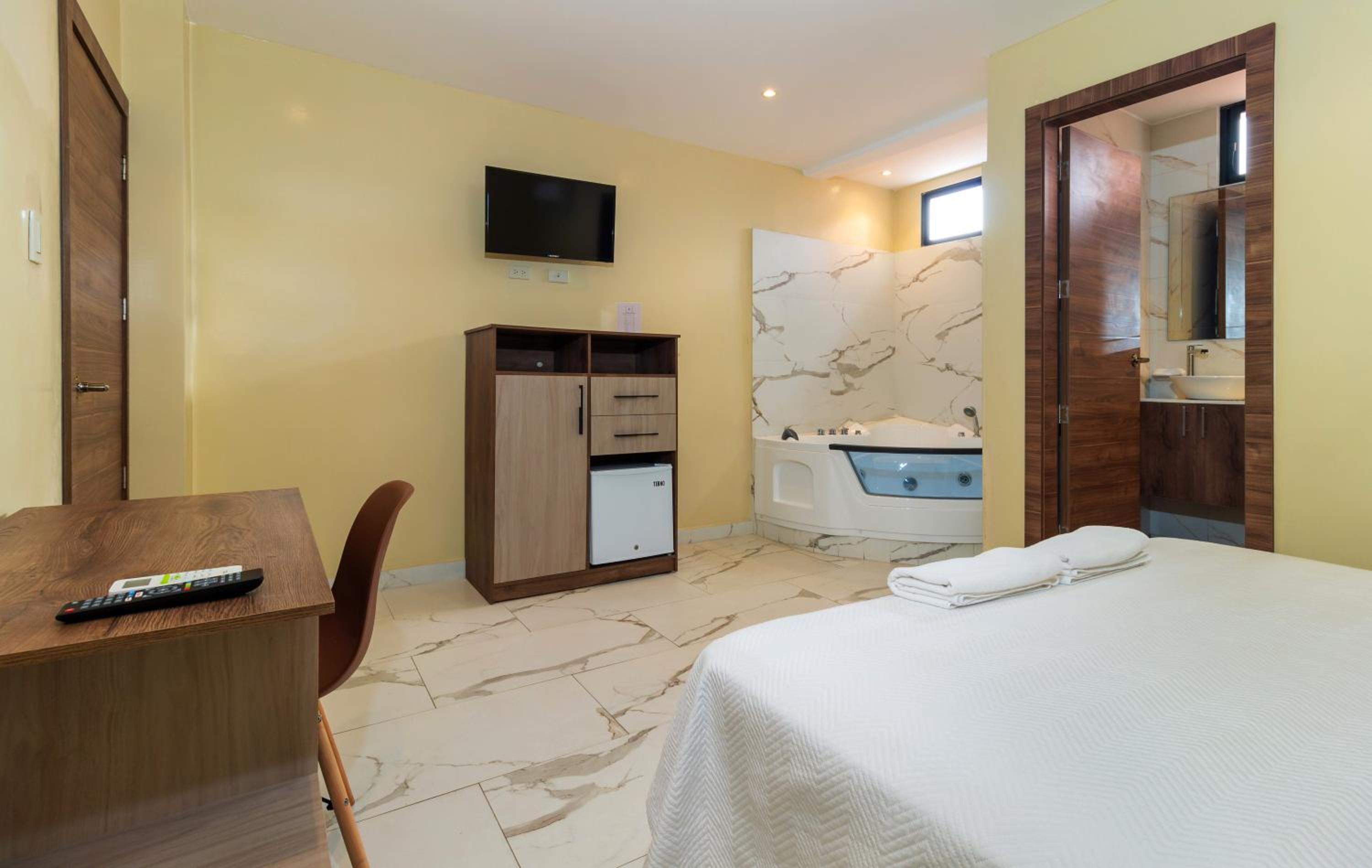 Deluxe Suite with Spa Bath photo 2