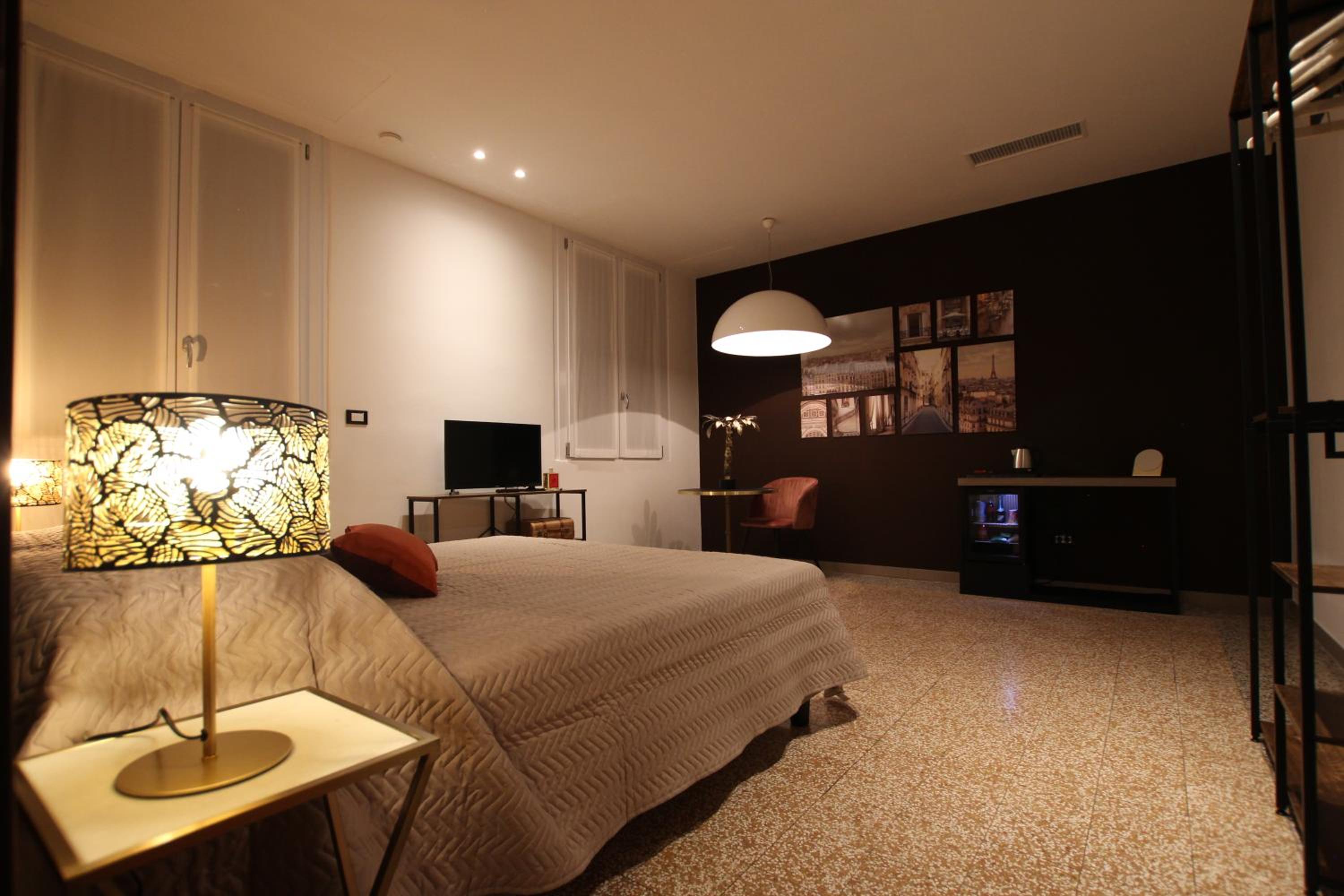 Superior King Room - Photo 35