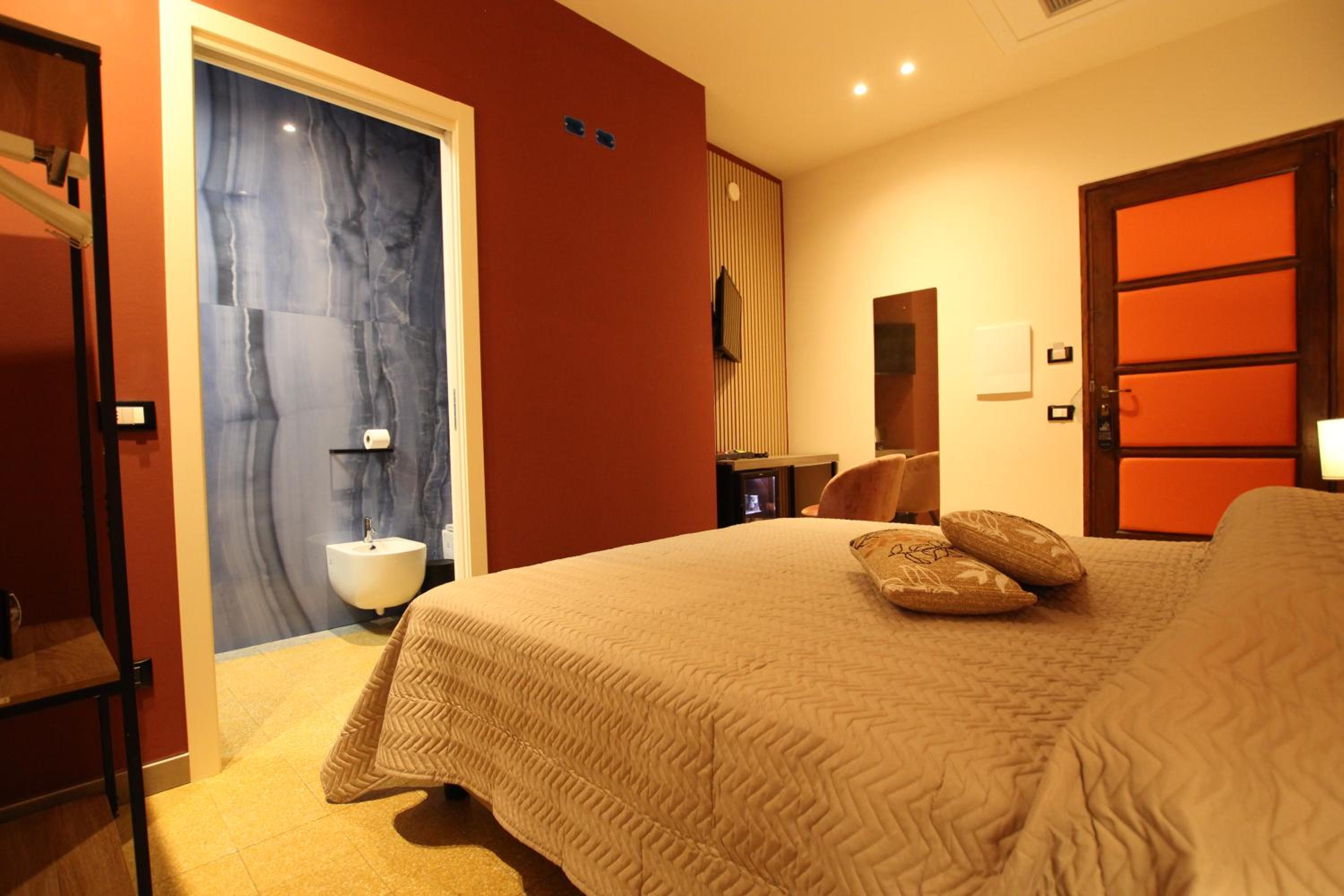 Double Room - Photo 18