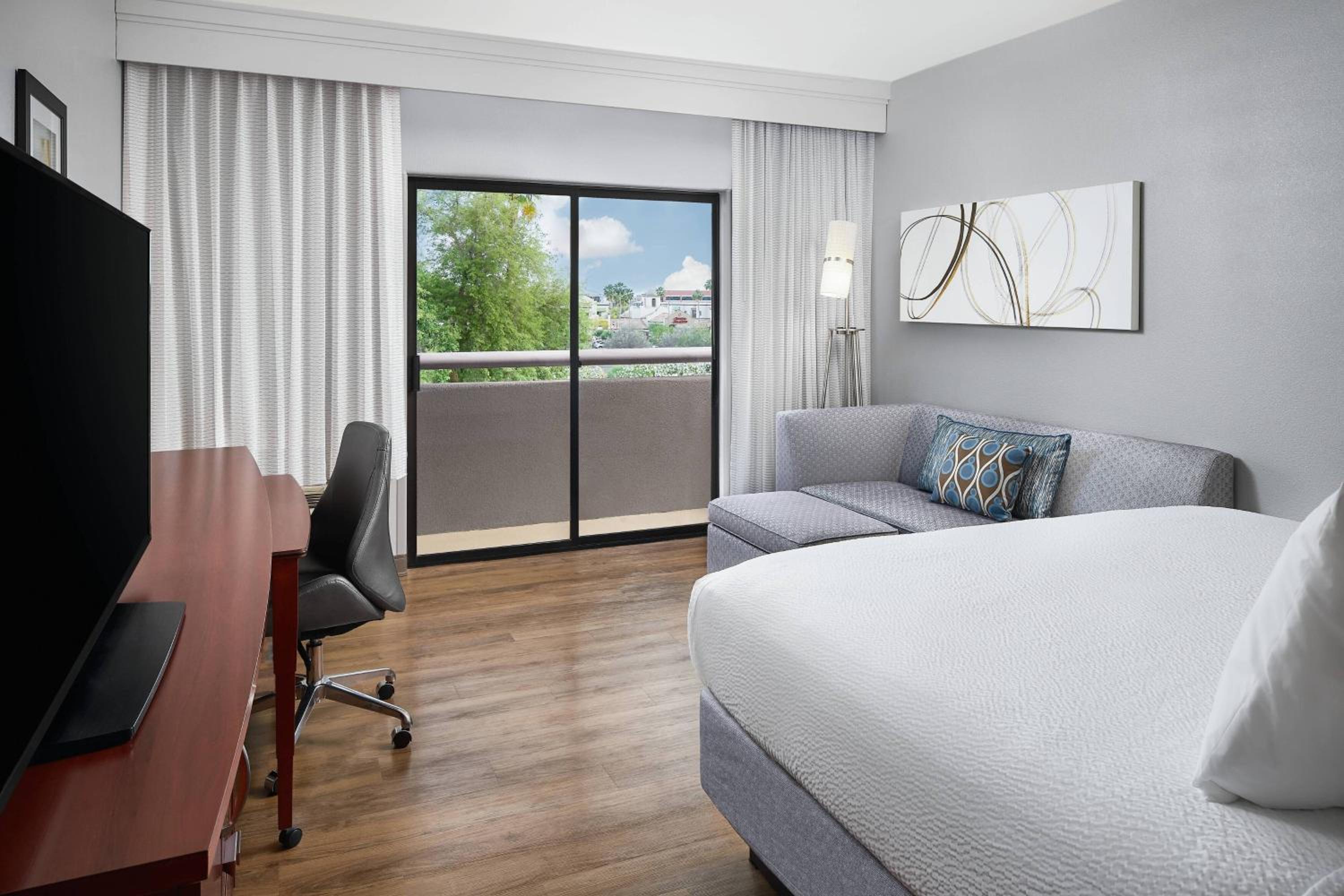 King Room with Pool View - Photo 8