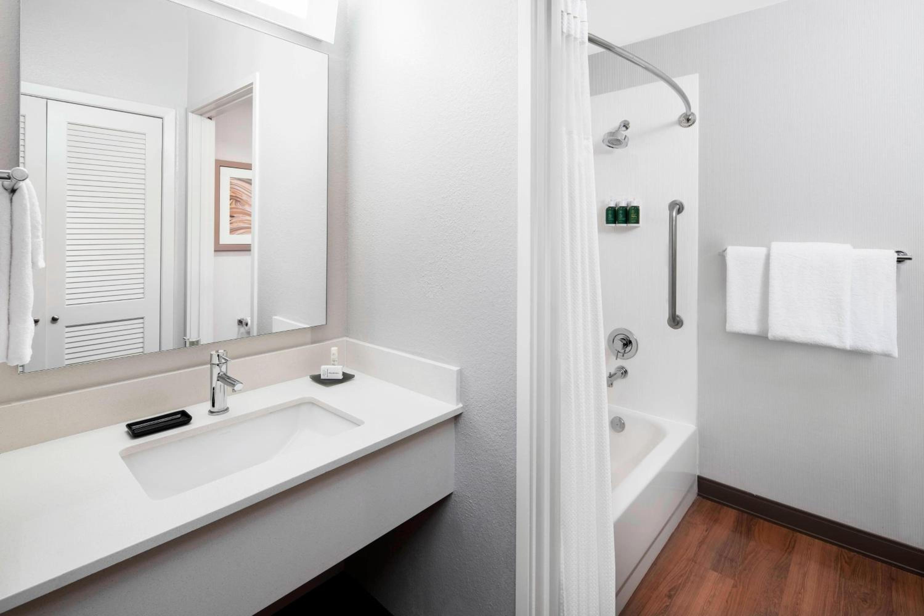 Queen Room with Two Queen Beds - Hearing Accessible