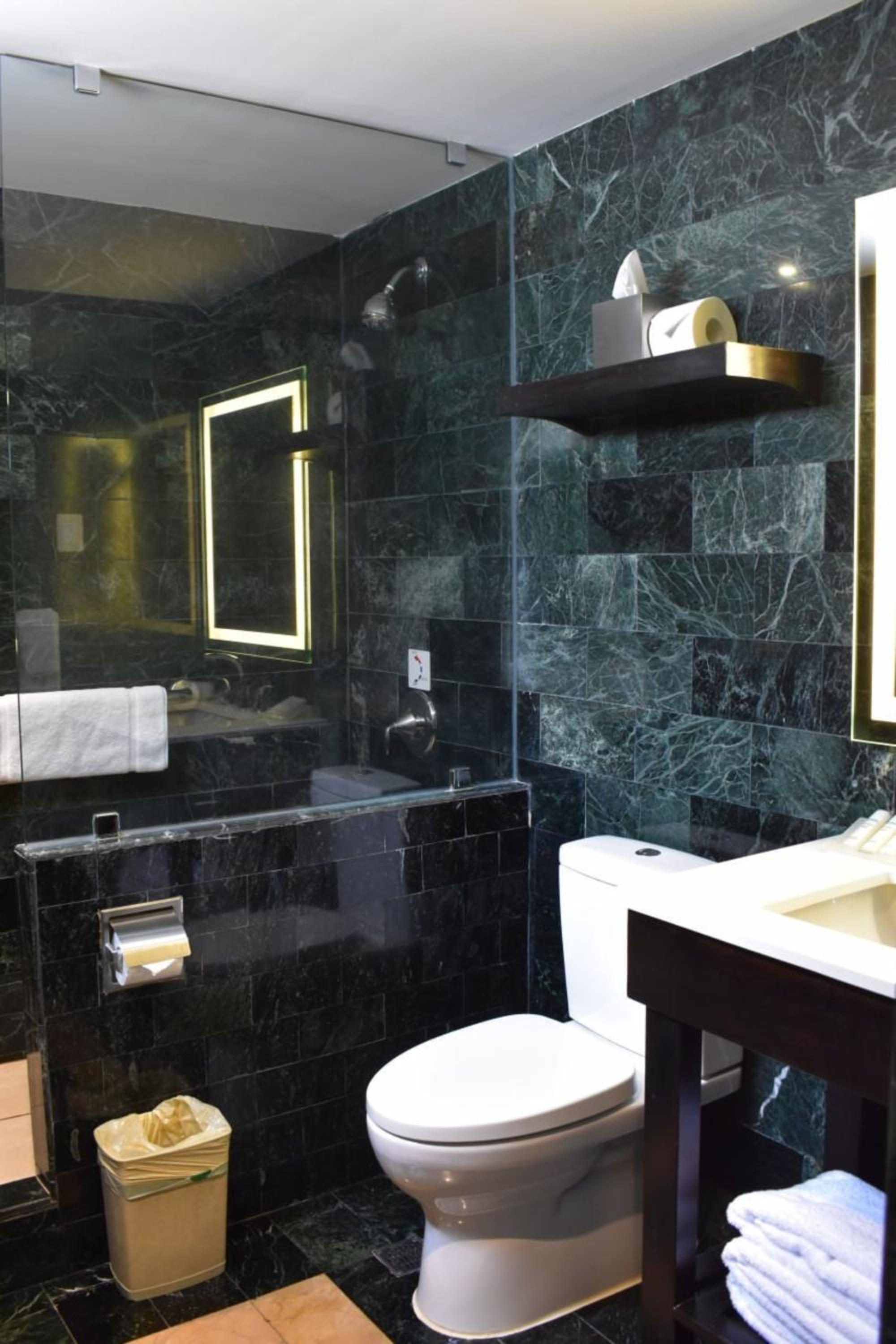 Double Room with Two Double Beds with City View - Photo 4