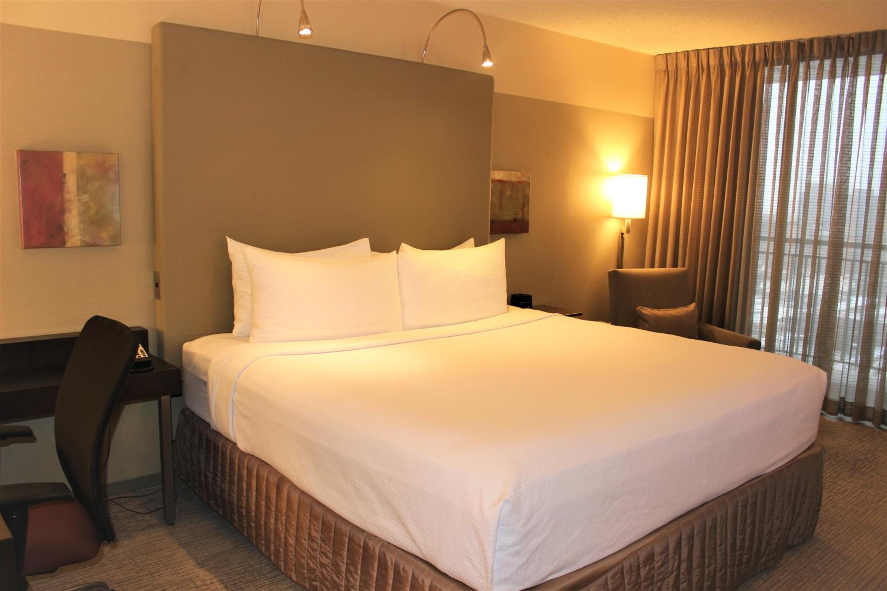 Standard King Room with Balcony - Photo 3