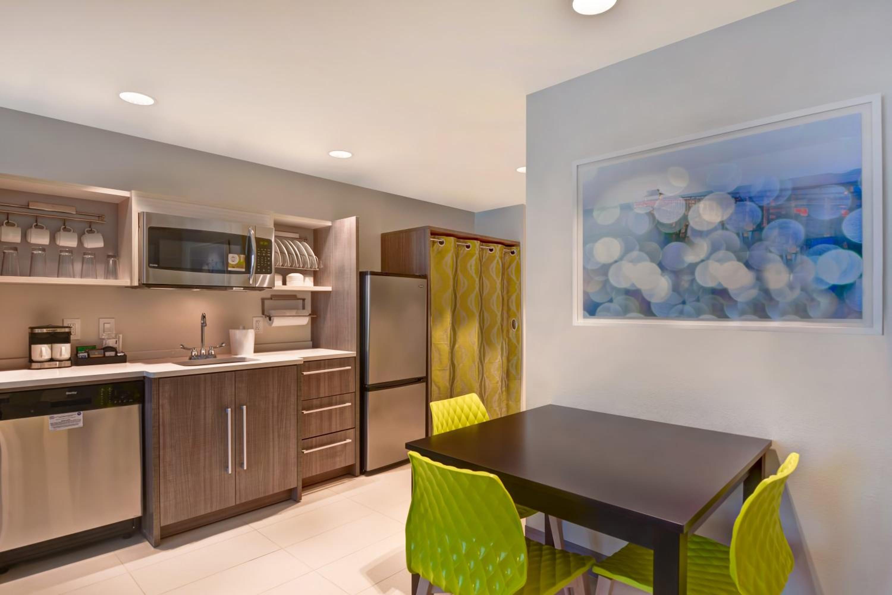 King Suite - Mobility and Hearing Access/Non-Smoking - Photo 4