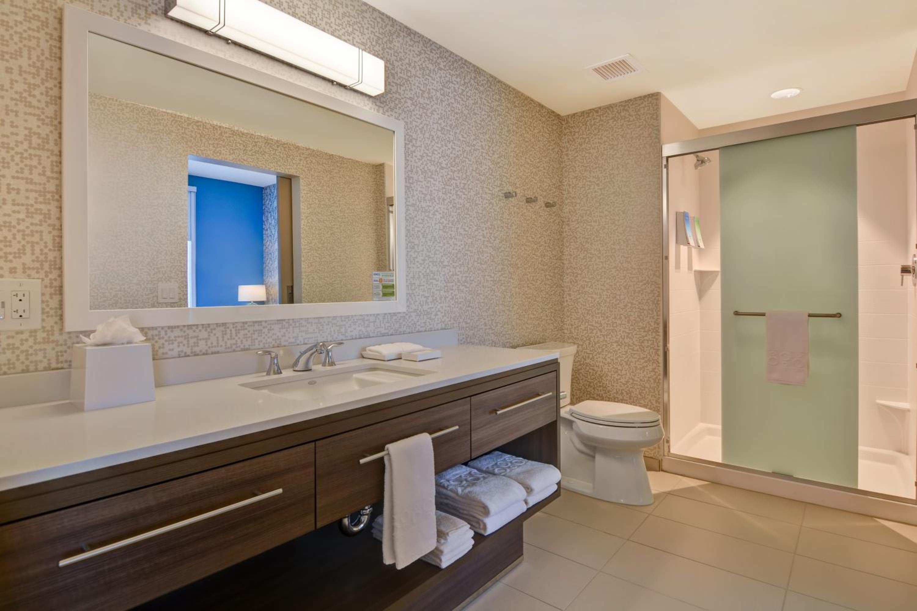 King Suite - Mobility and Hearing Access/Non-Smoking - Photo 2