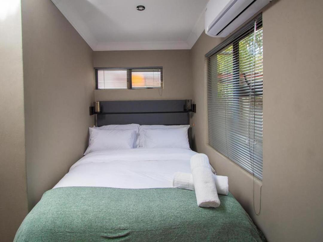 Standard Double Room - Photo 11