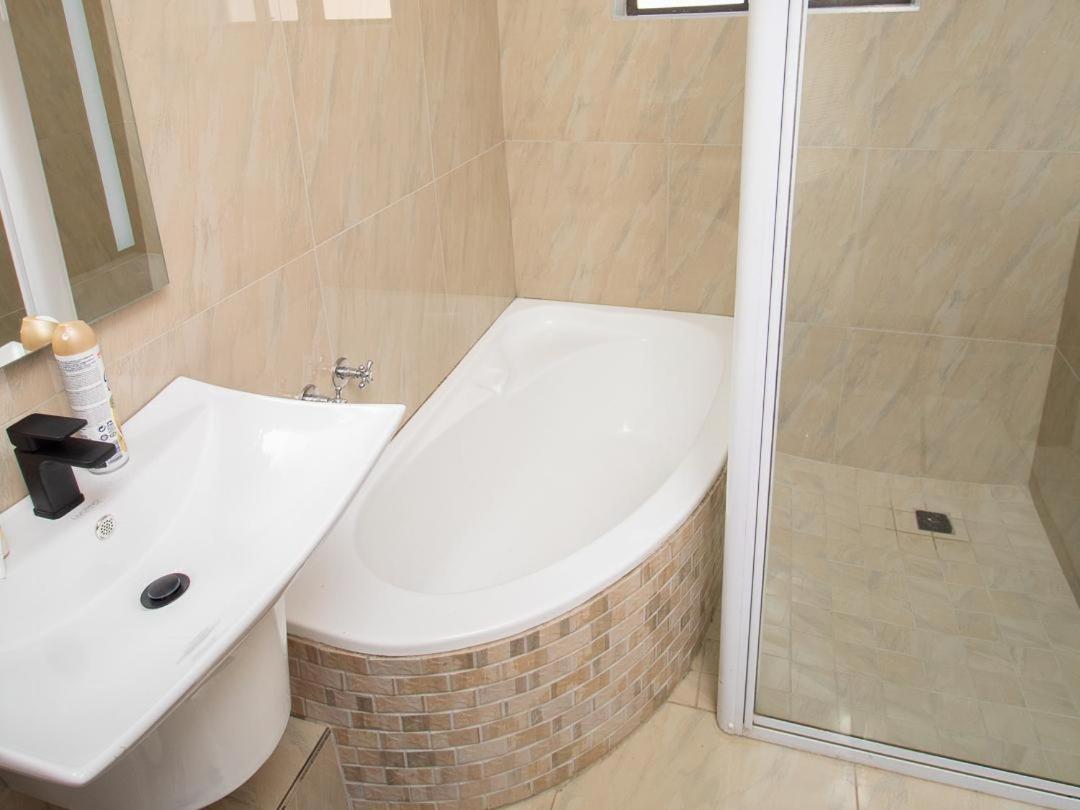 Standard Double Room - Photo 16