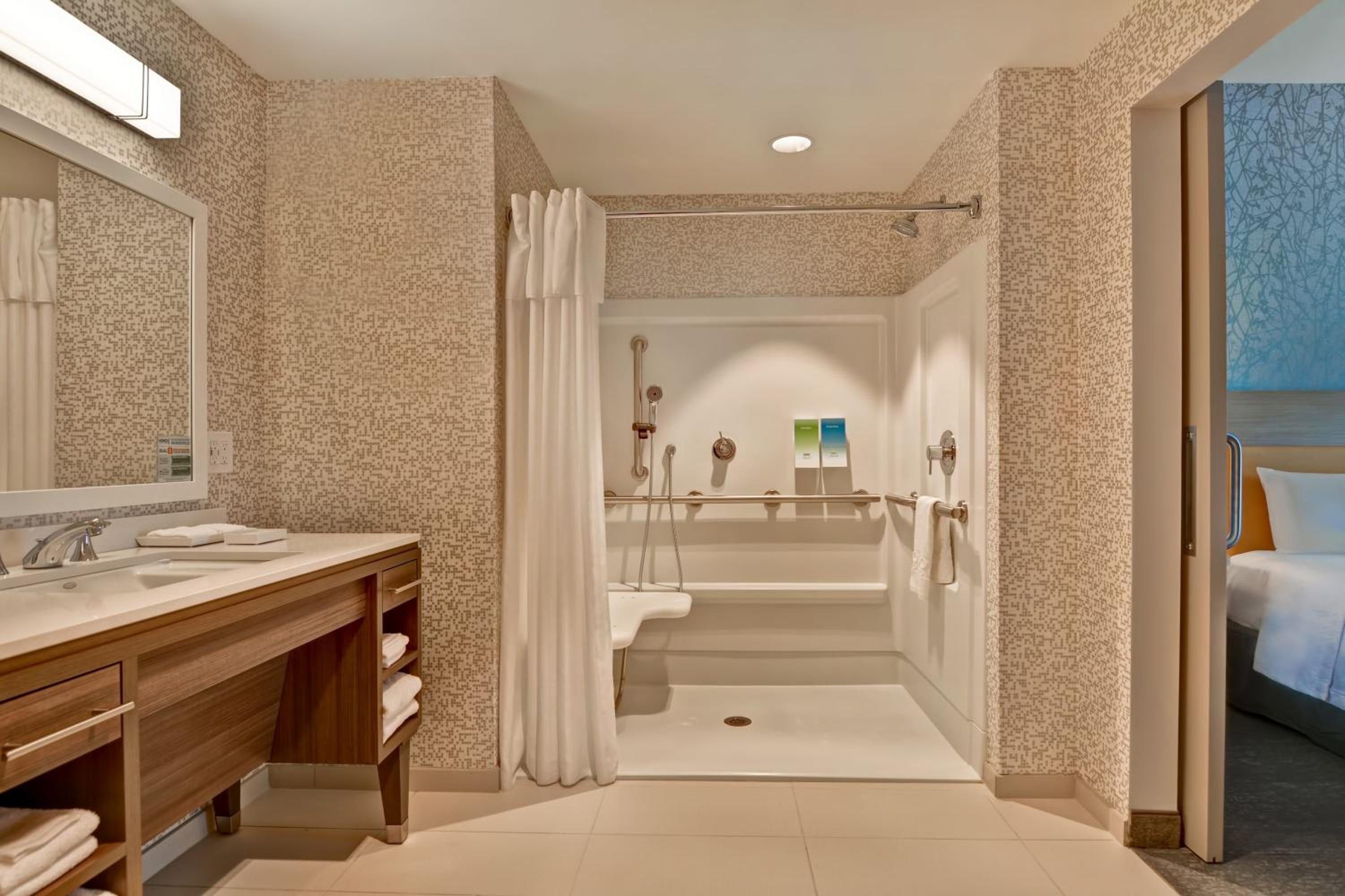 King Suite - Hearing Access/Non-Smoking - Photo 3