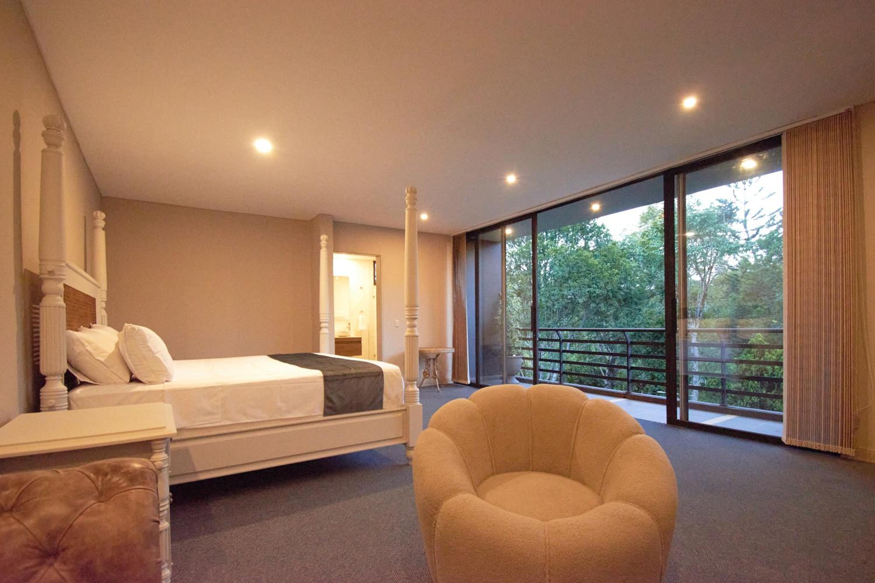 Deluxe Queen Suite photo 2