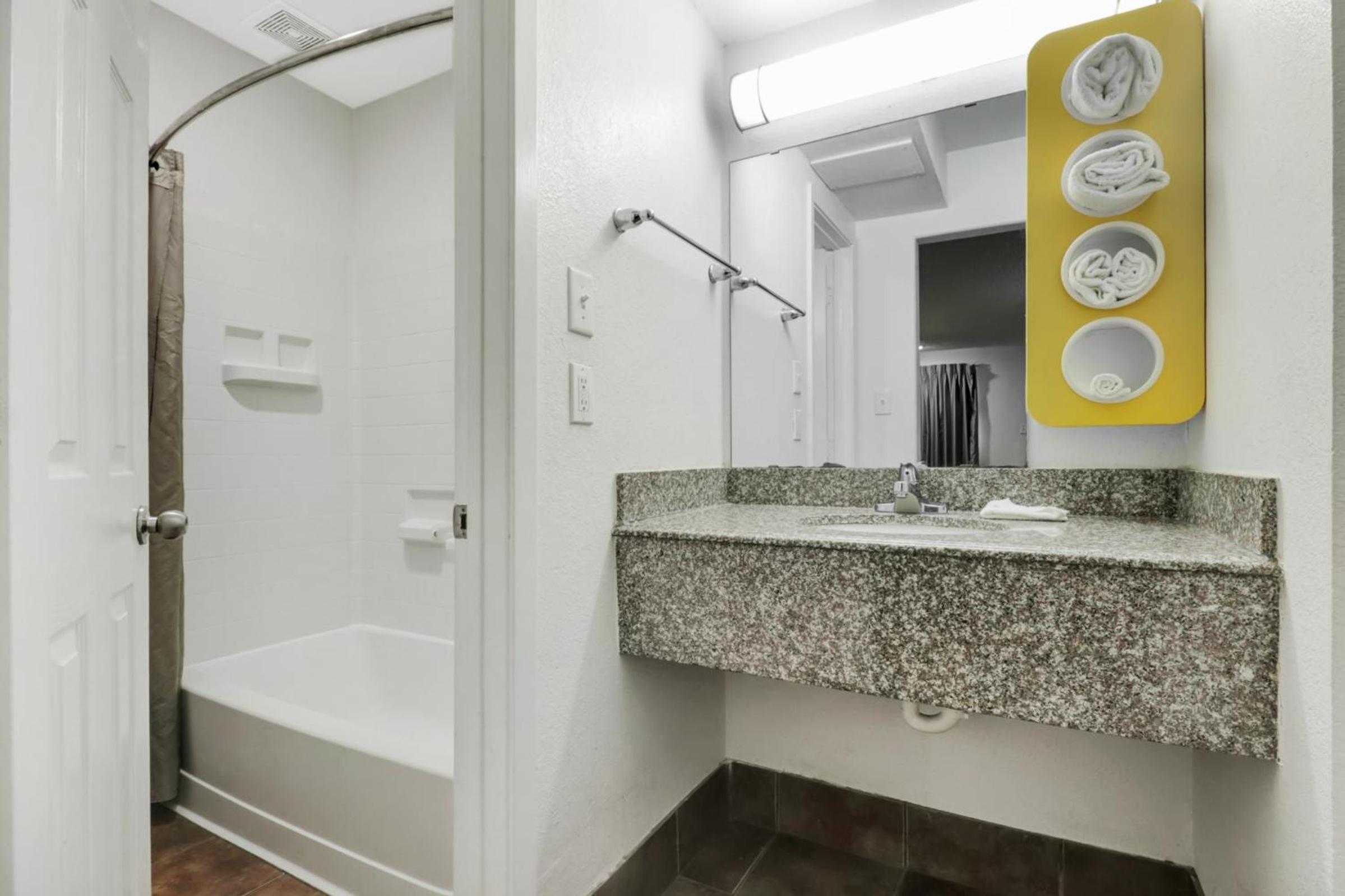 King Room With Tub And Kitchen - Mobility Accessible/Non-Smoking photo 1