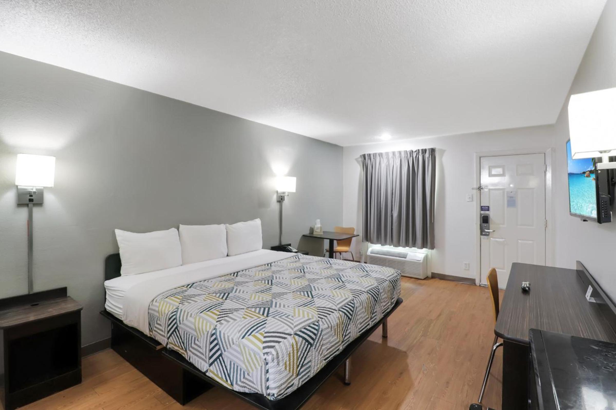Deluxe King Room - Non-Smoking photo 1