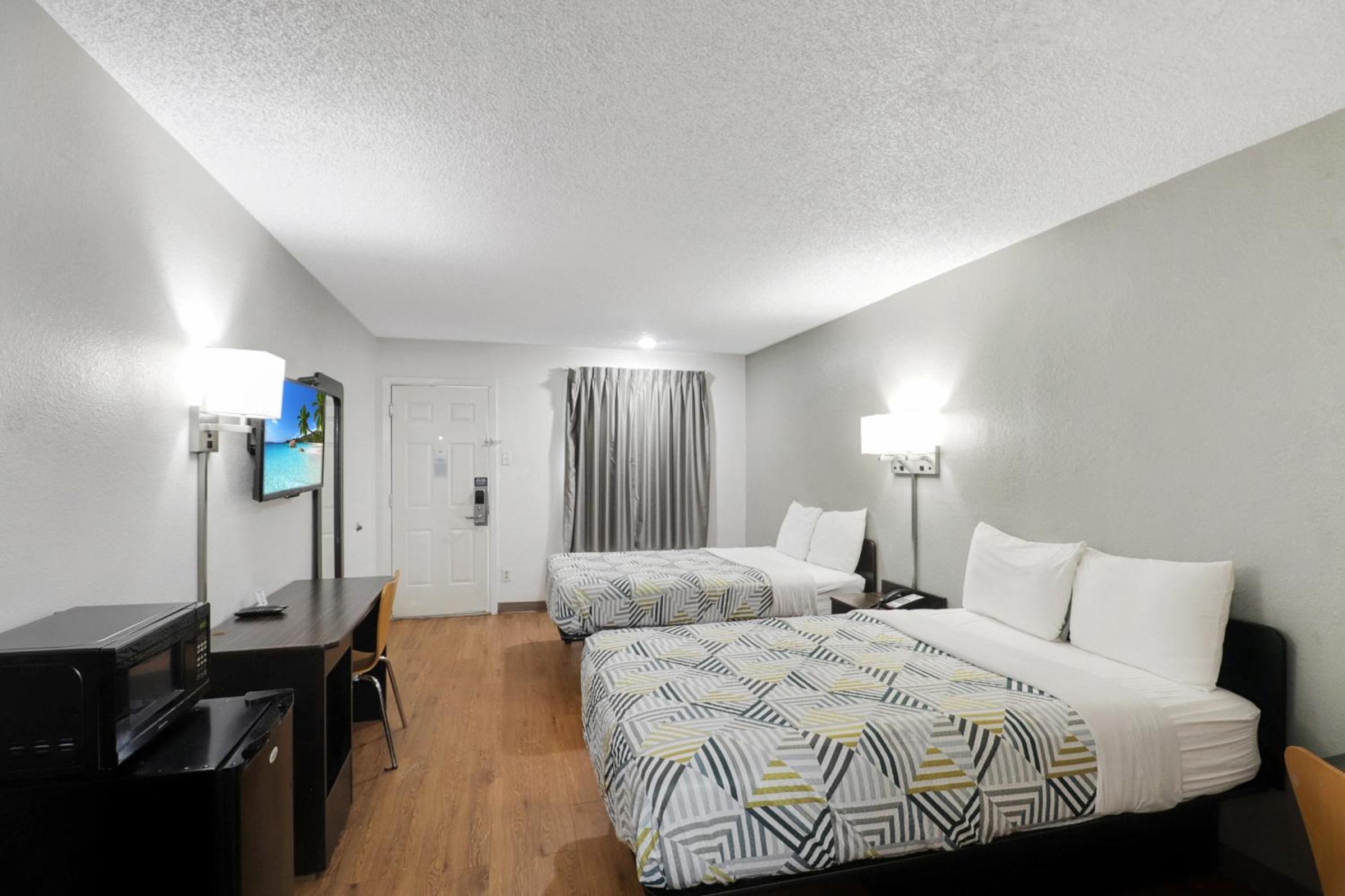 Double Room With Two Double Beds Withkitchen And Roll In Shower - Accessible - Non-Smoking photo 1