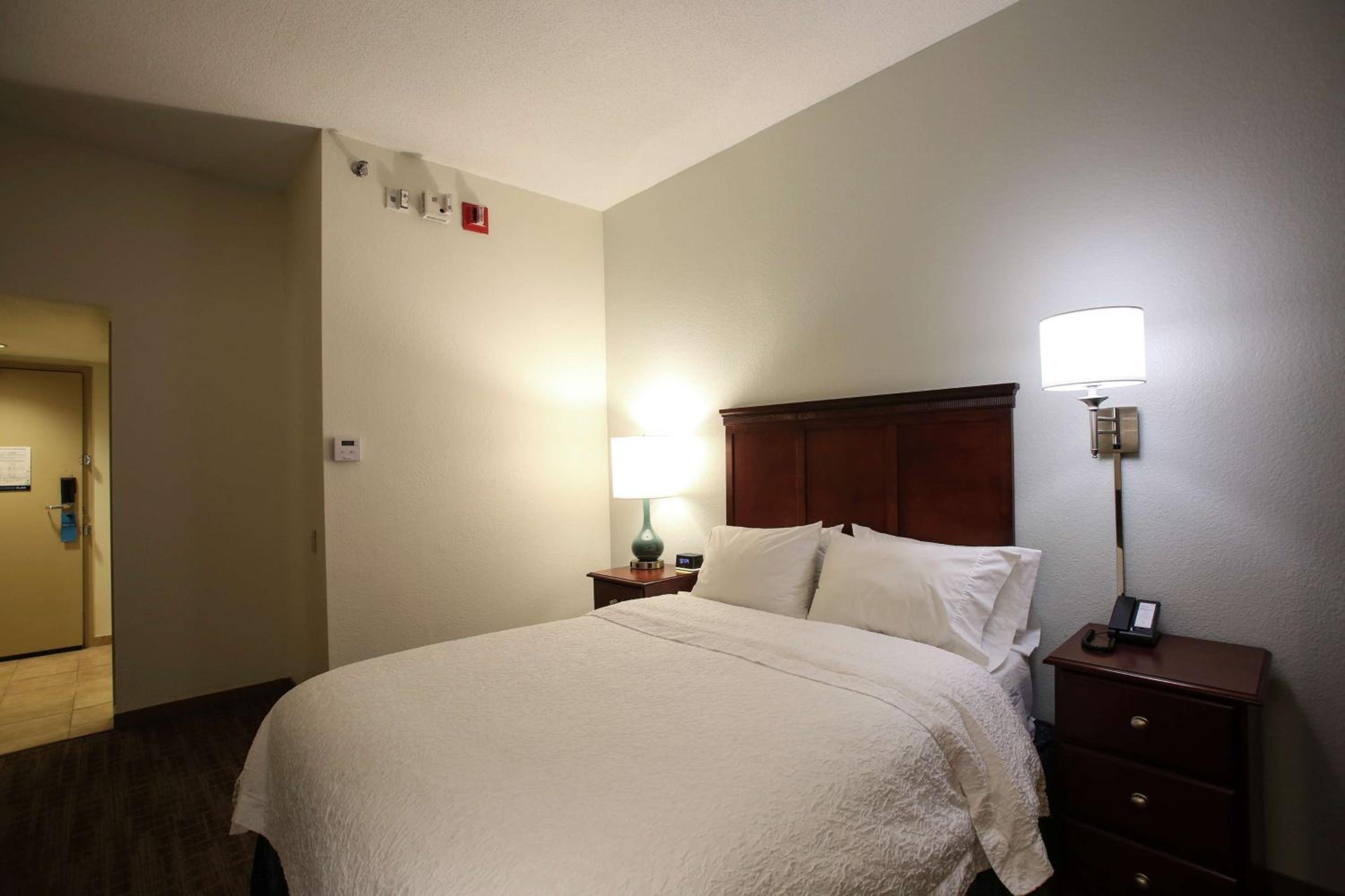 Double Room Accessible with Tub Non-Smoking - Photo 2