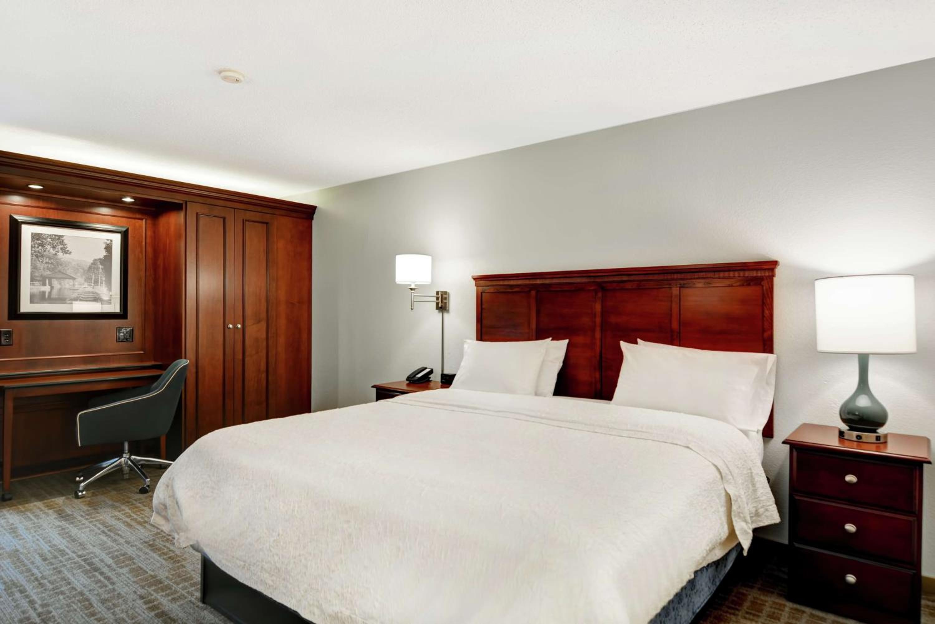 King Room - Non-Smoking - Photo 6