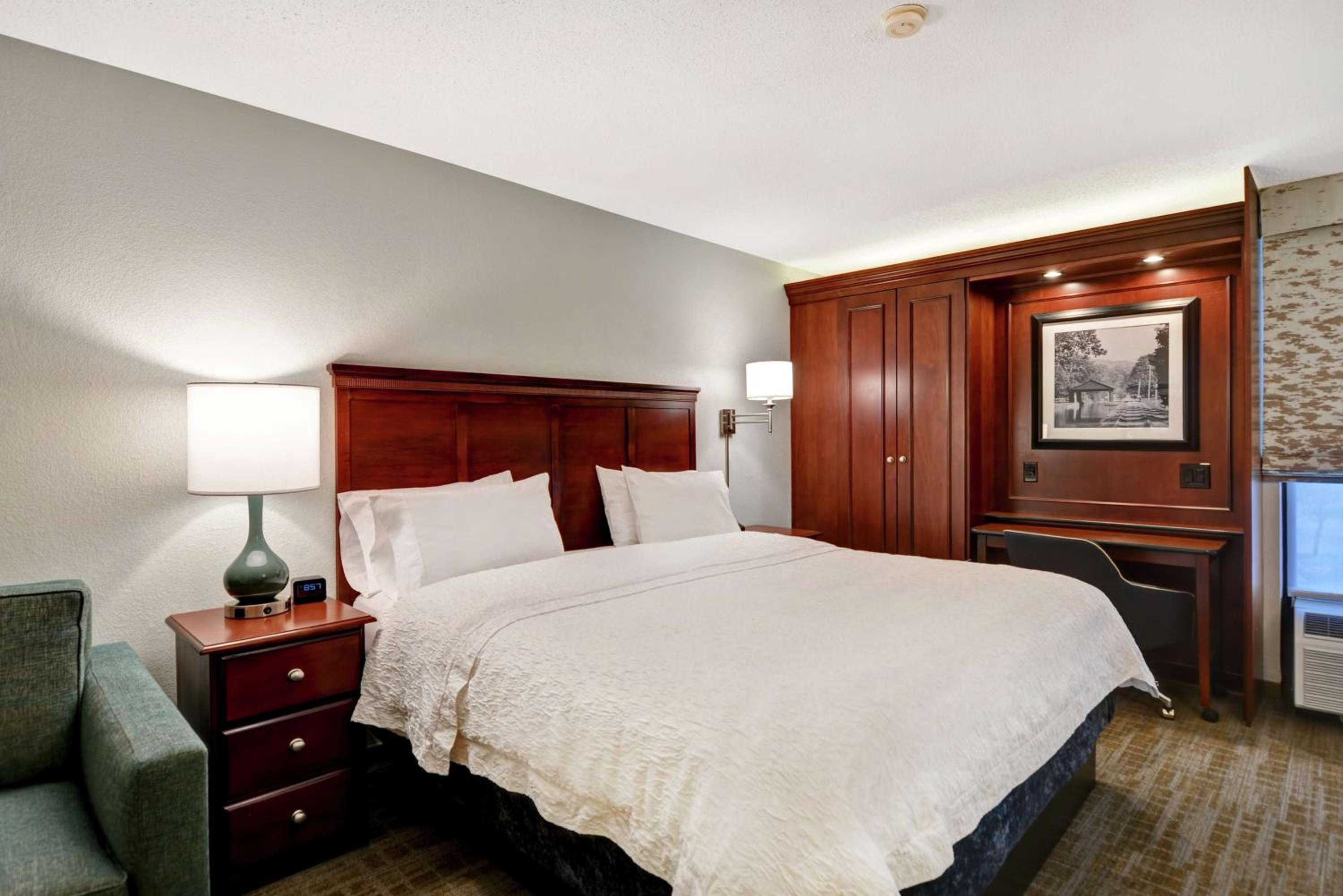 King Room with Sofa Bed - Non-Smoking - Photo 3