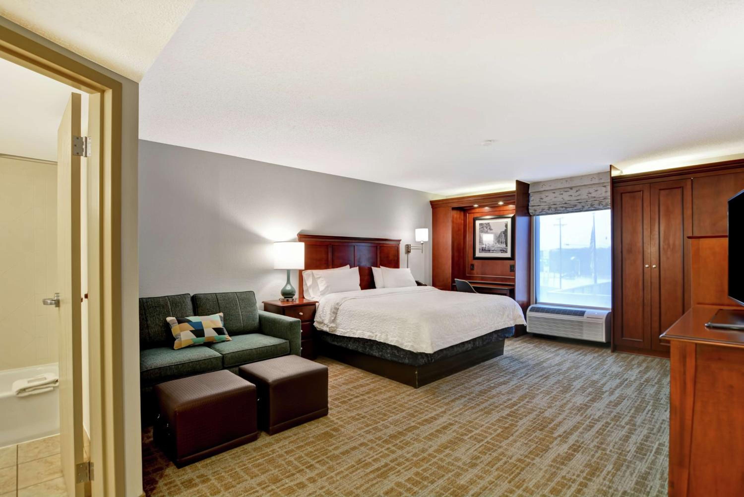 Deluxe King Room - Non-Smoking photo 1