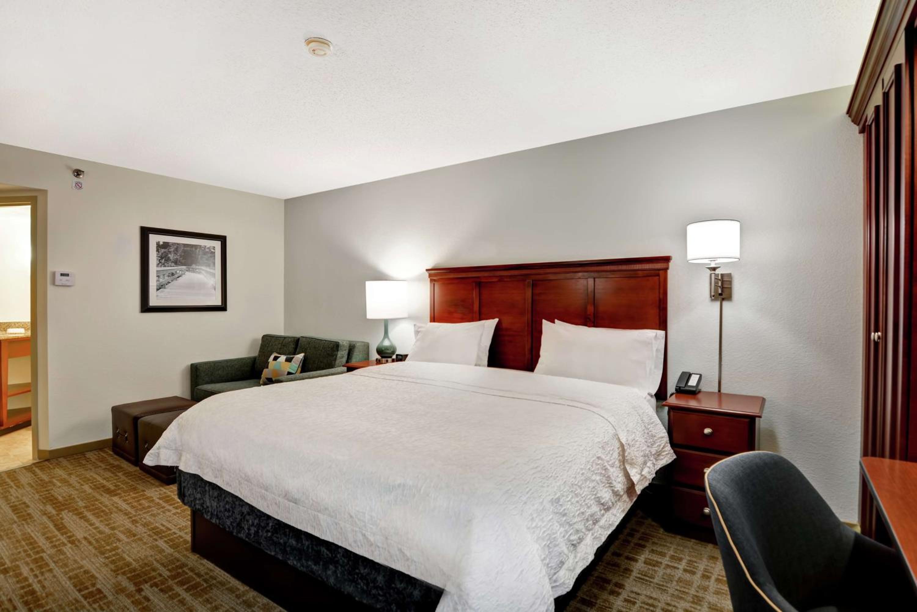 King Room with Sofa Bed - Non-Smoking - Photo 2