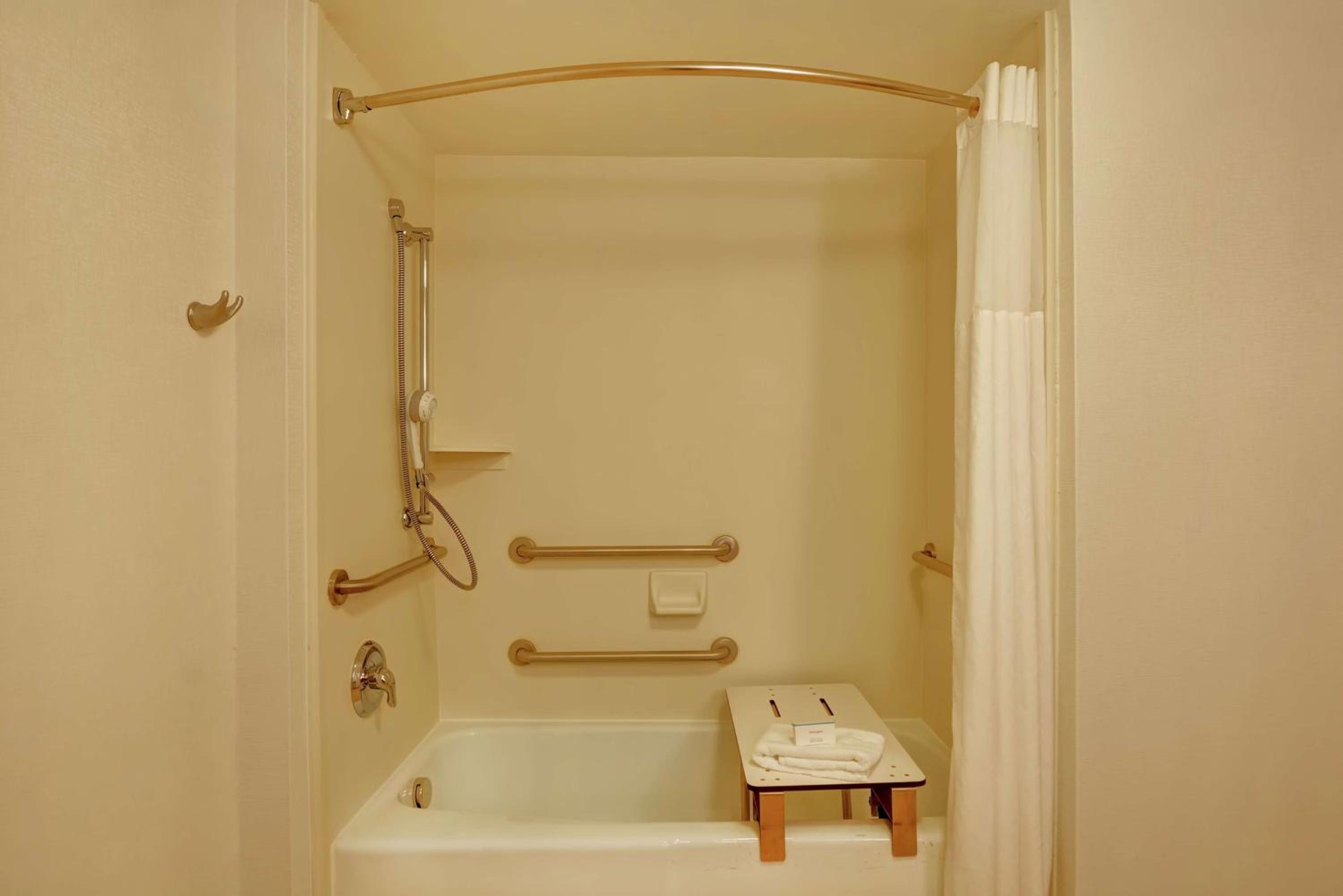 Double Room Accessible with Tub Non-Smoking - Photo 6