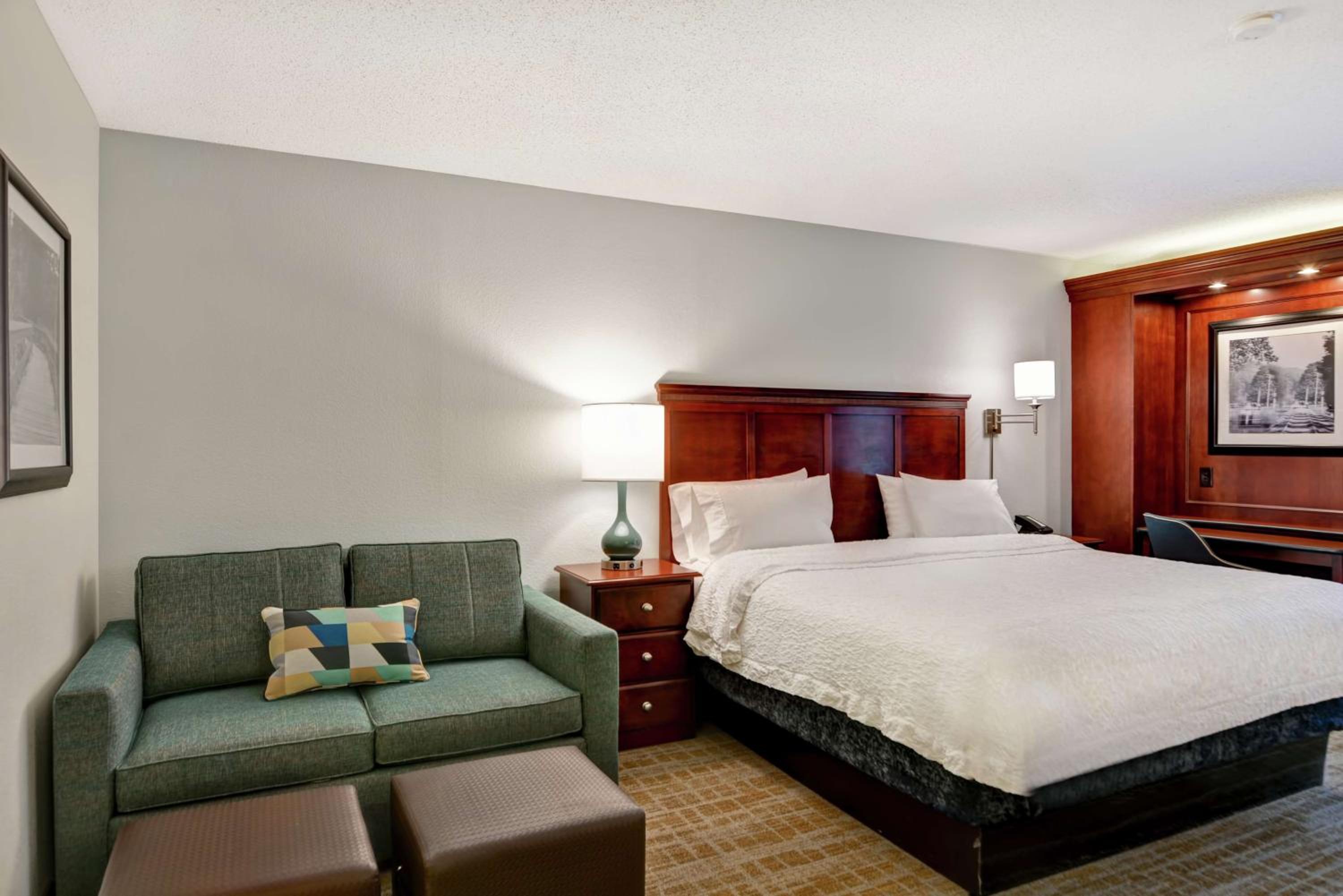 Deluxe King Room - Non-Smoking photo 2