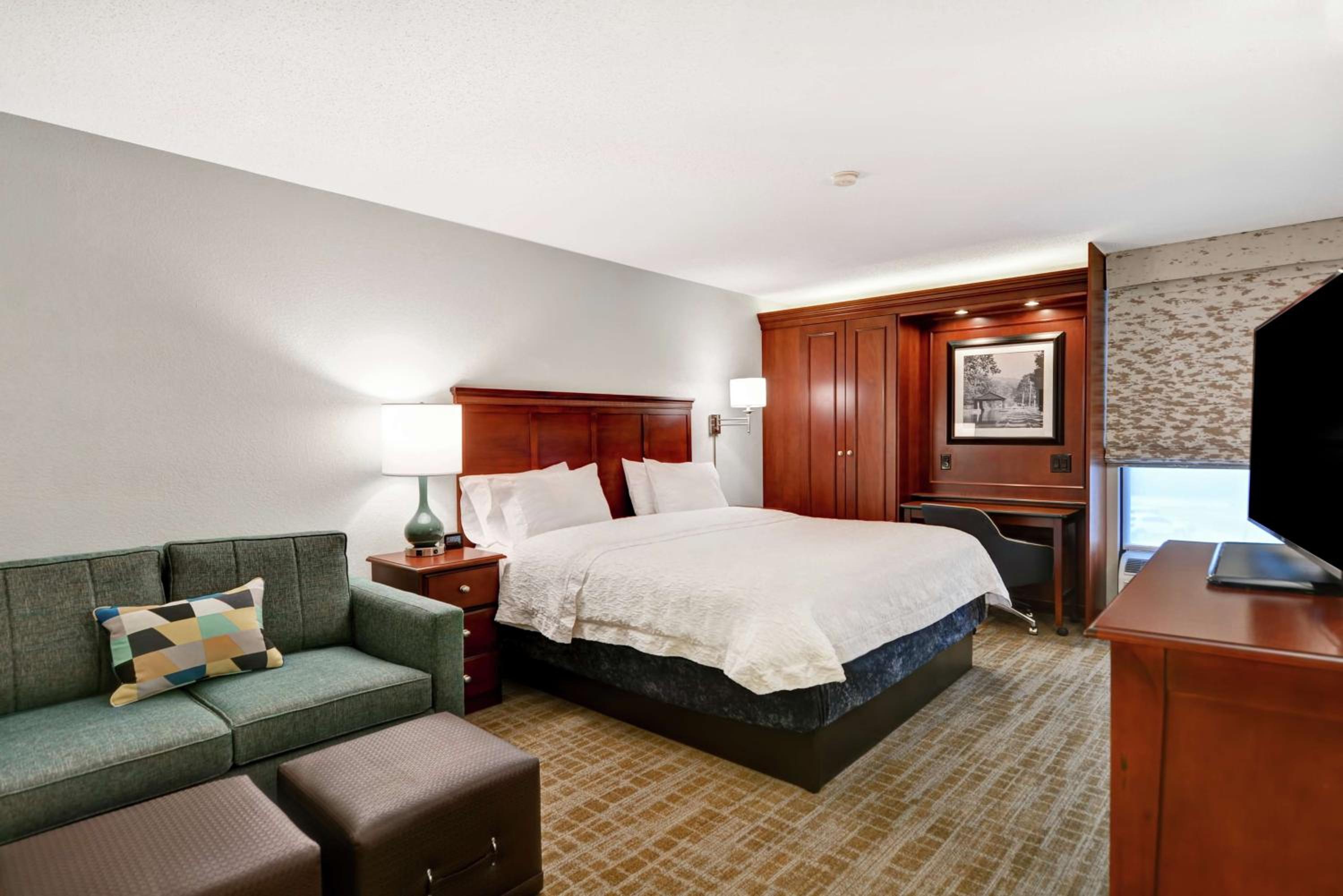 King Room with Sofa Bed - Non-Smoking - Photo 5