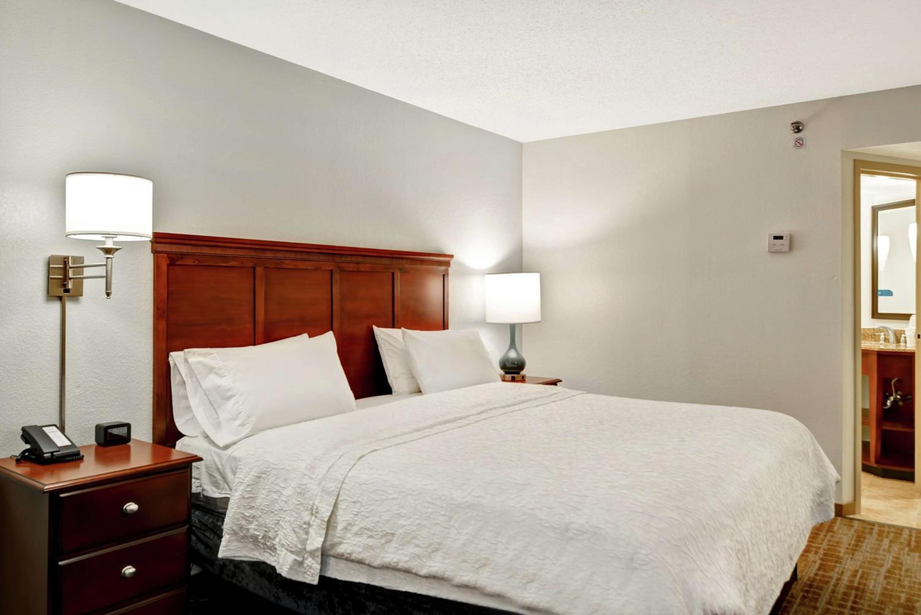 King Room - Non-Smoking - Photo 4