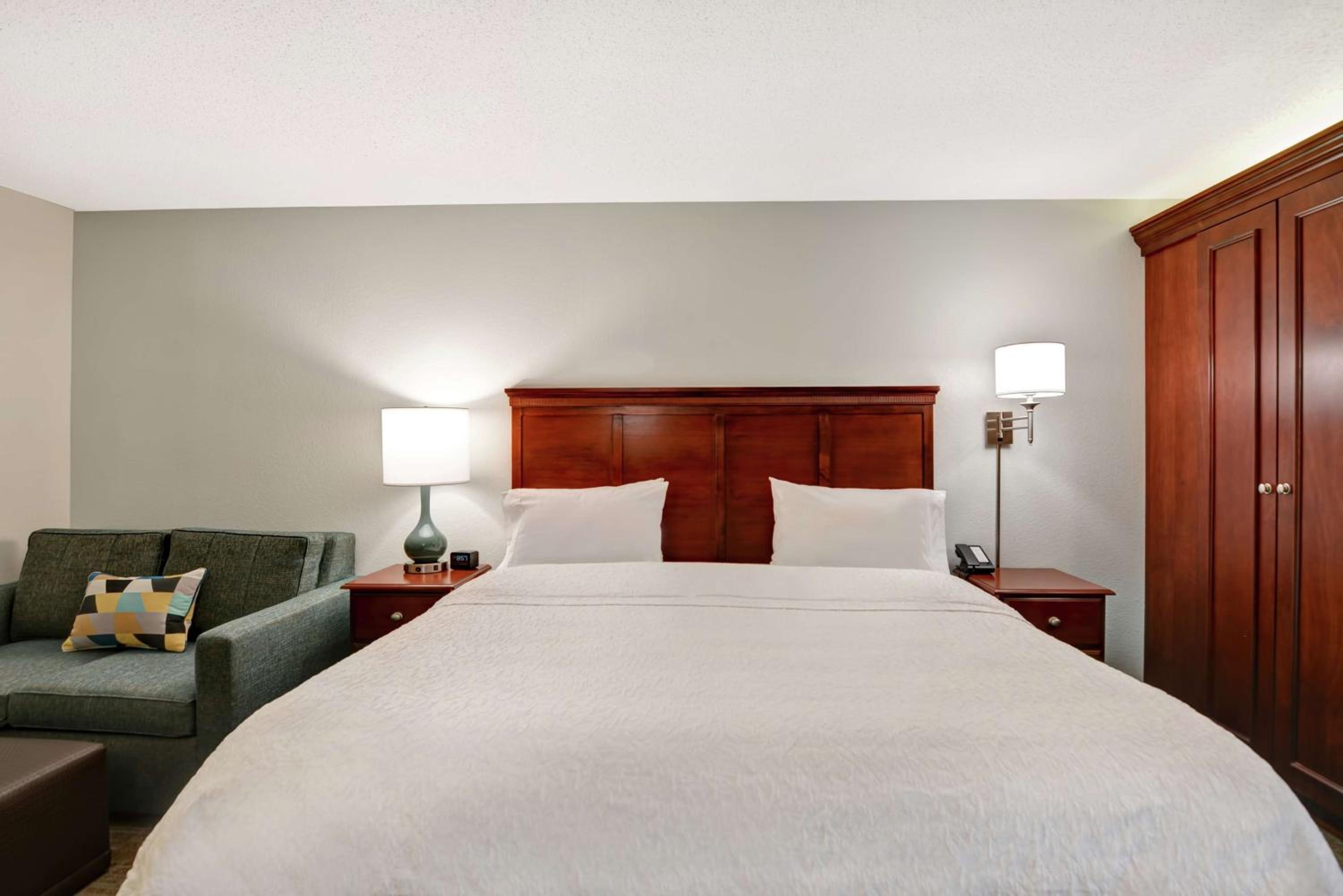 King Room with Sofa Bed - Non-Smoking - Photo 6