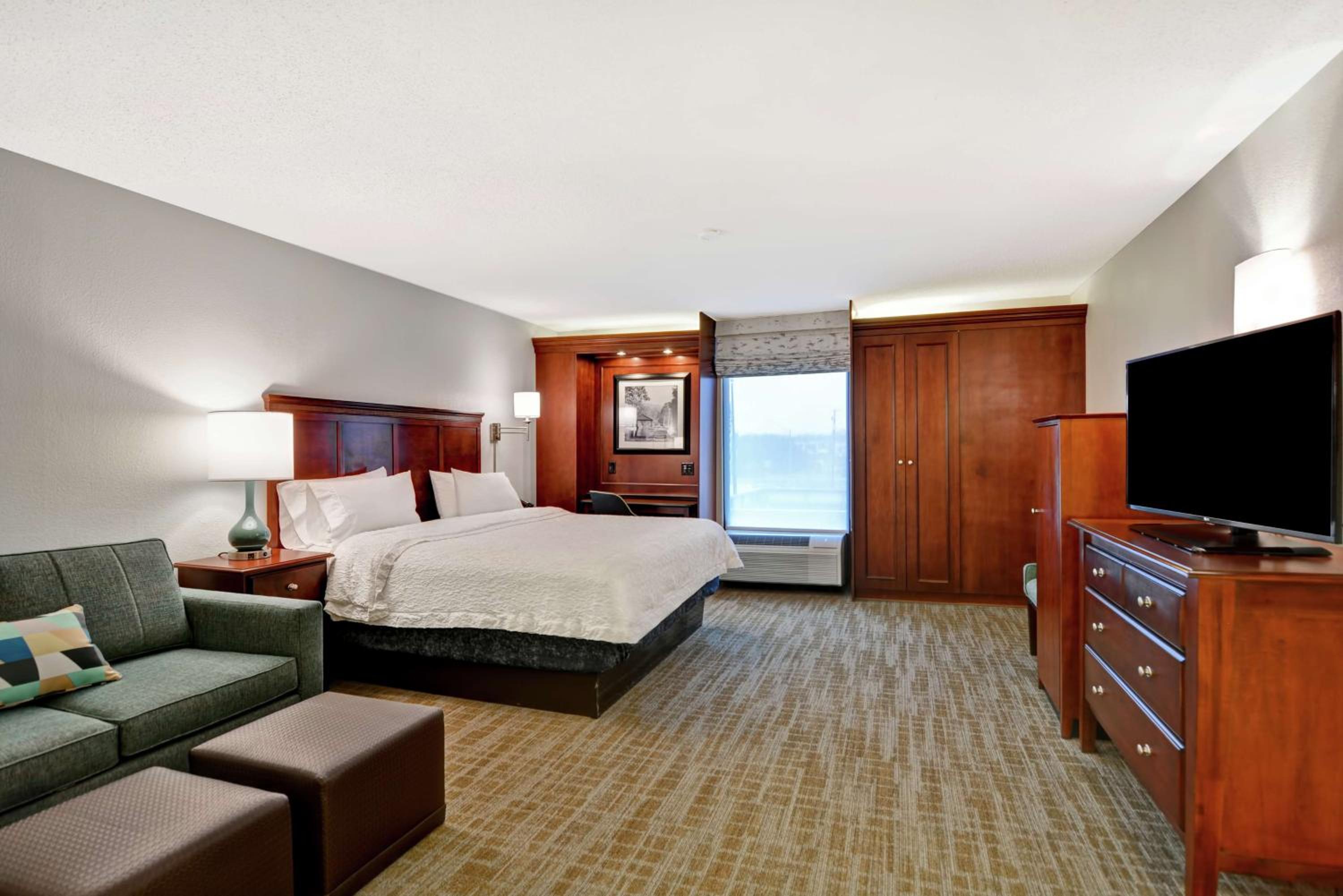 King Room with Sofa Bed - Non-Smoking - Photo 1