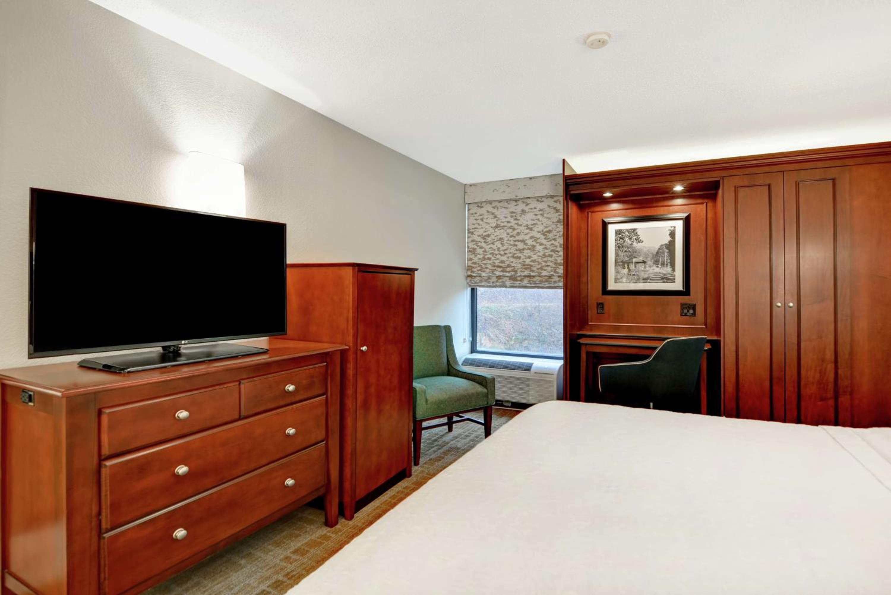 King Room - Non-Smoking - Photo 3