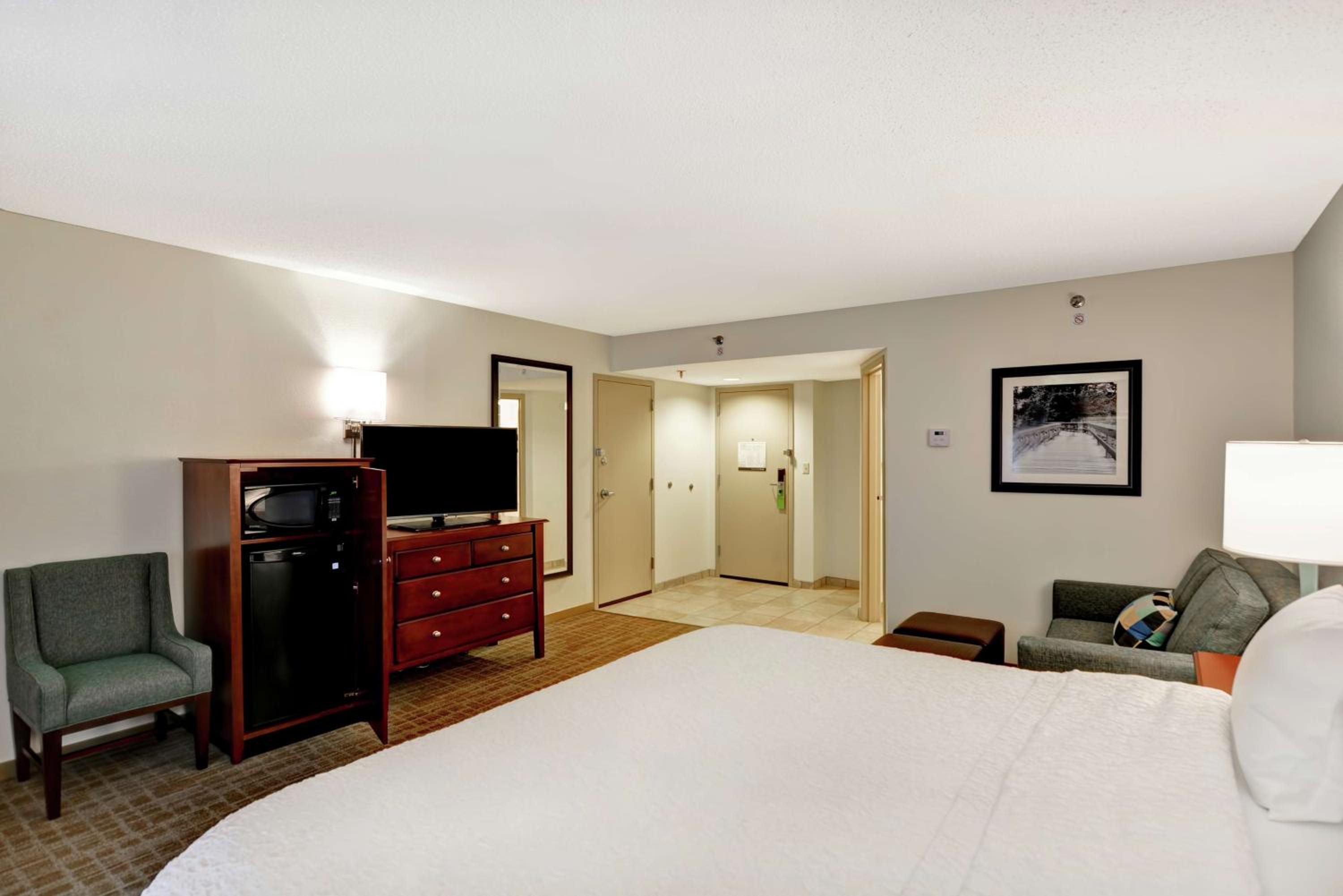 Deluxe King Room - Non-Smoking photo 3