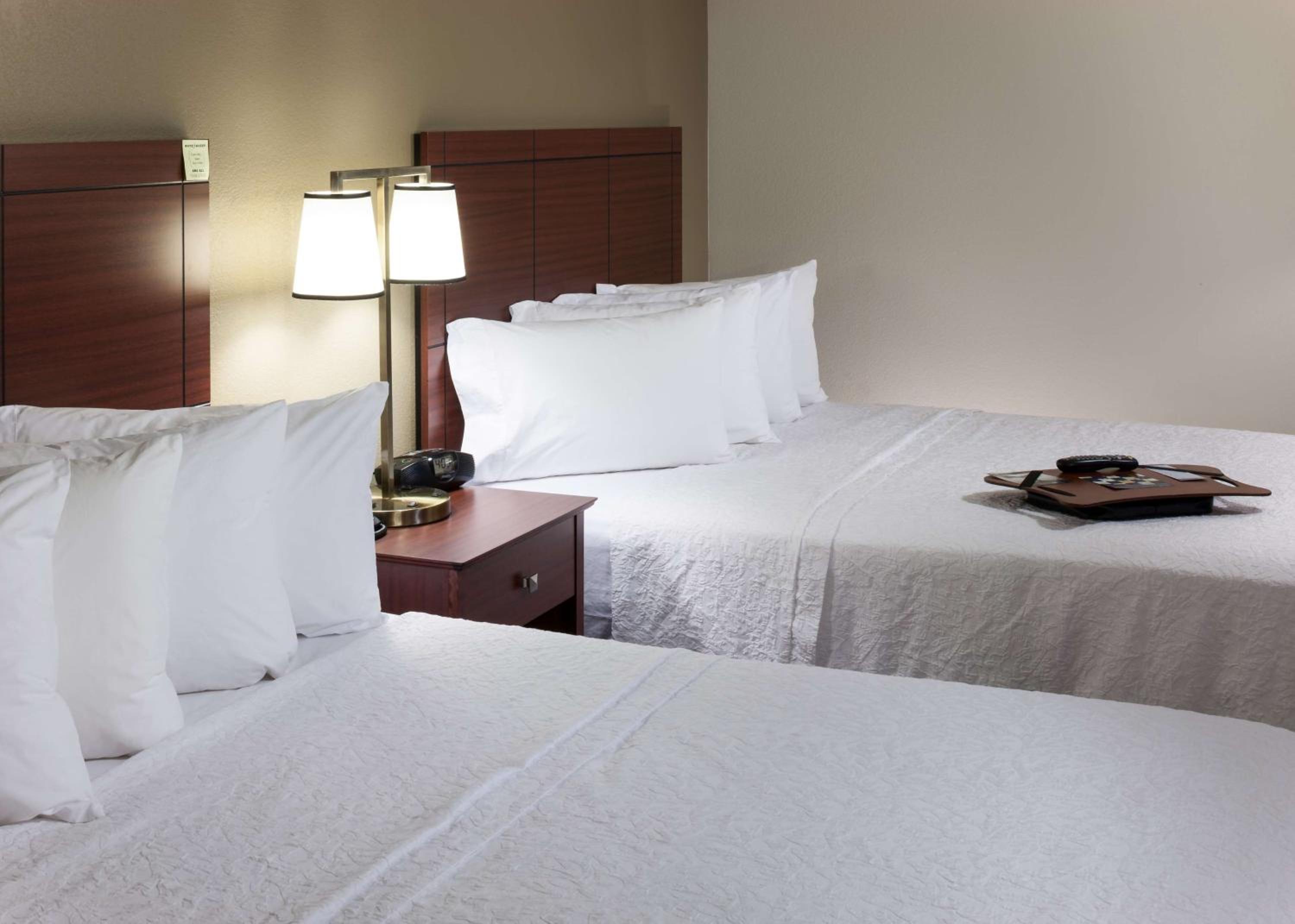 Queen Studio Suite with Two Queen Beds - Non-Smoking - Photo 2