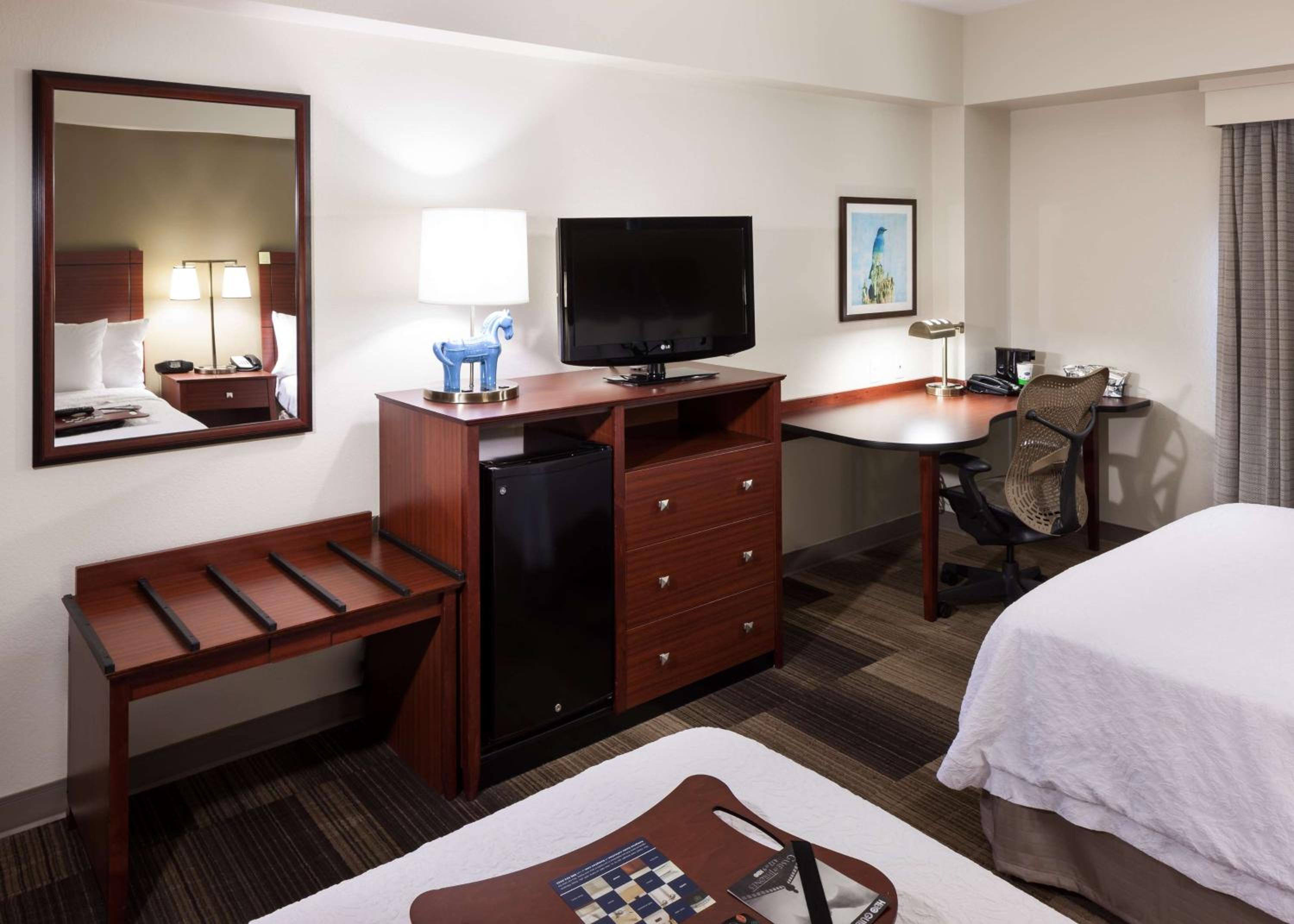 Room with Two Queen Beds - Non-Smoking - Photo 3