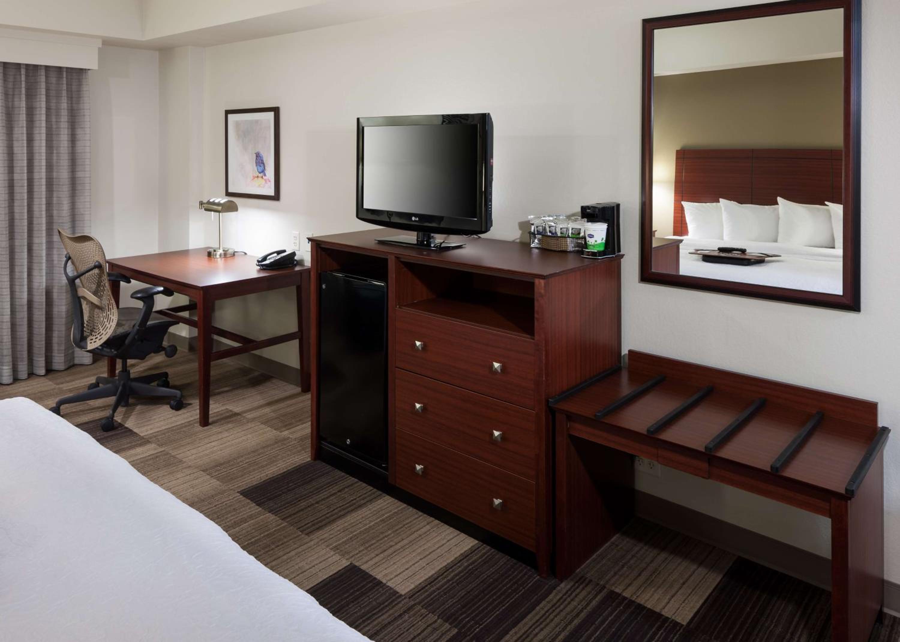 King Room with Accessible Tub - Mobility and Hearing Access/Non-Smoking - Photo 6